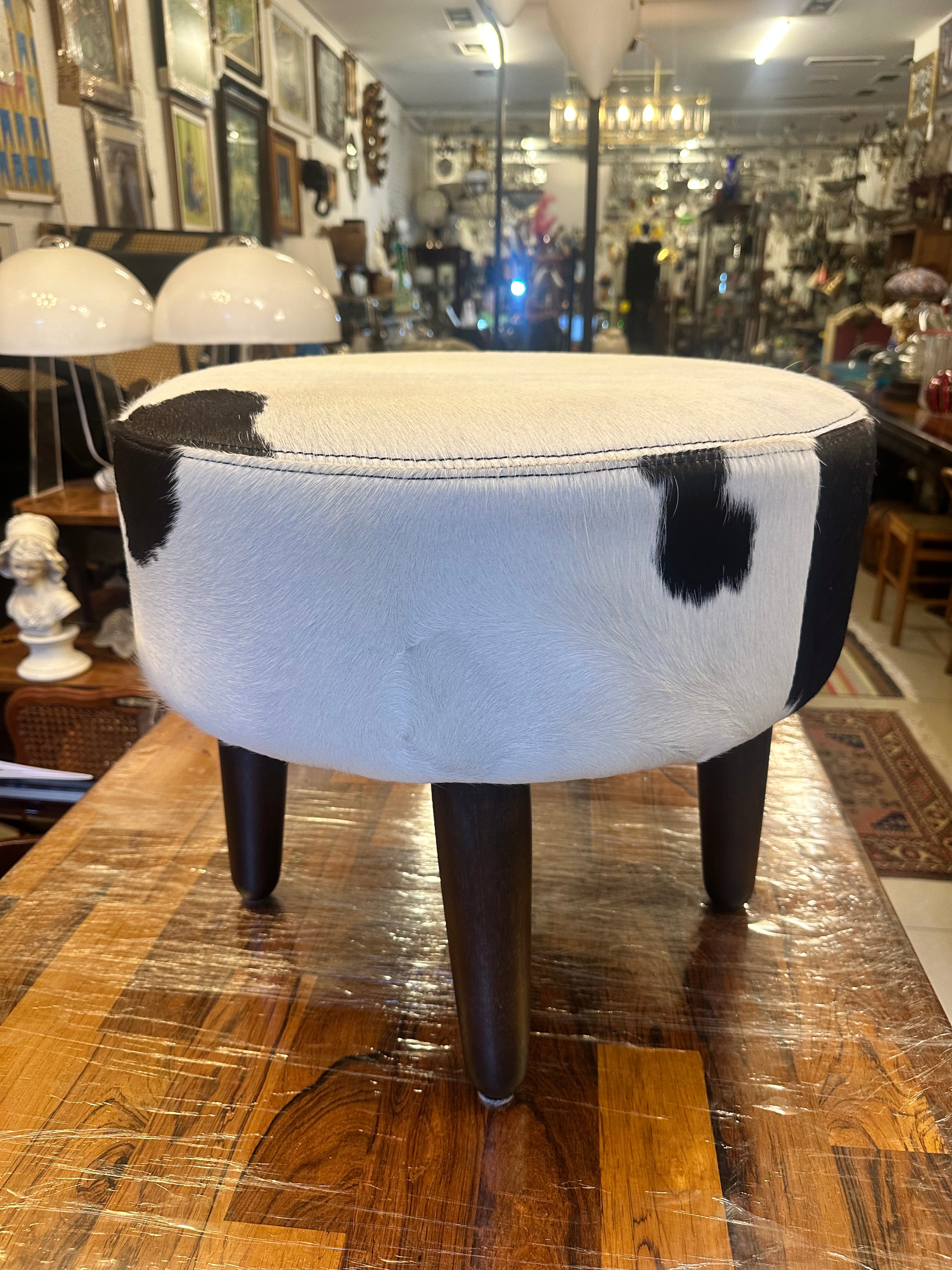 PUFF REDONDO com padrão de couro bovino | DESIGN CONTEMPORÂNEO