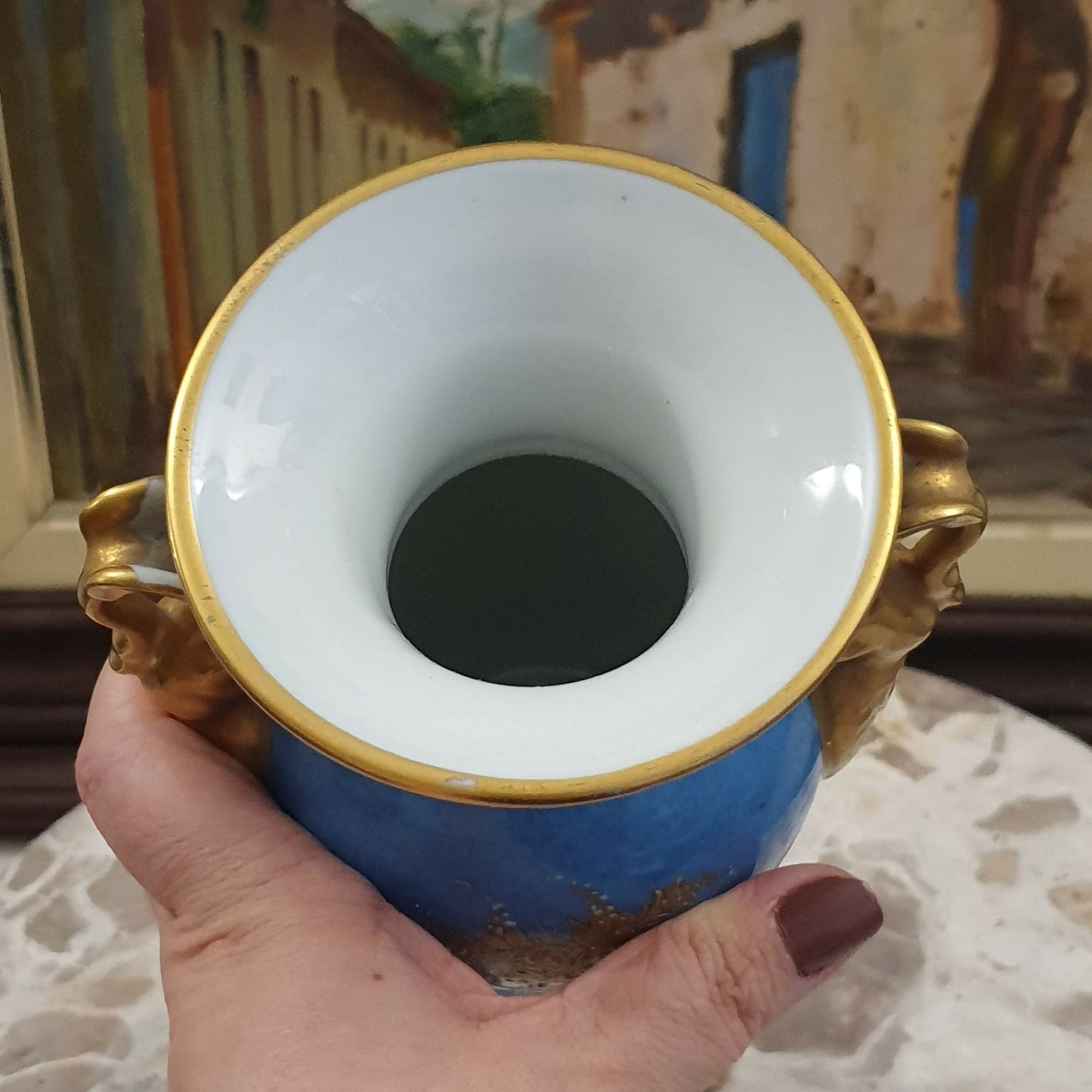 Maravilhosa ânfora em porcelana francesa Limoges antiga, final do século XIX, Belle Epóque, com pintura floral e dourações inteiras feitas à mão. Impecável!