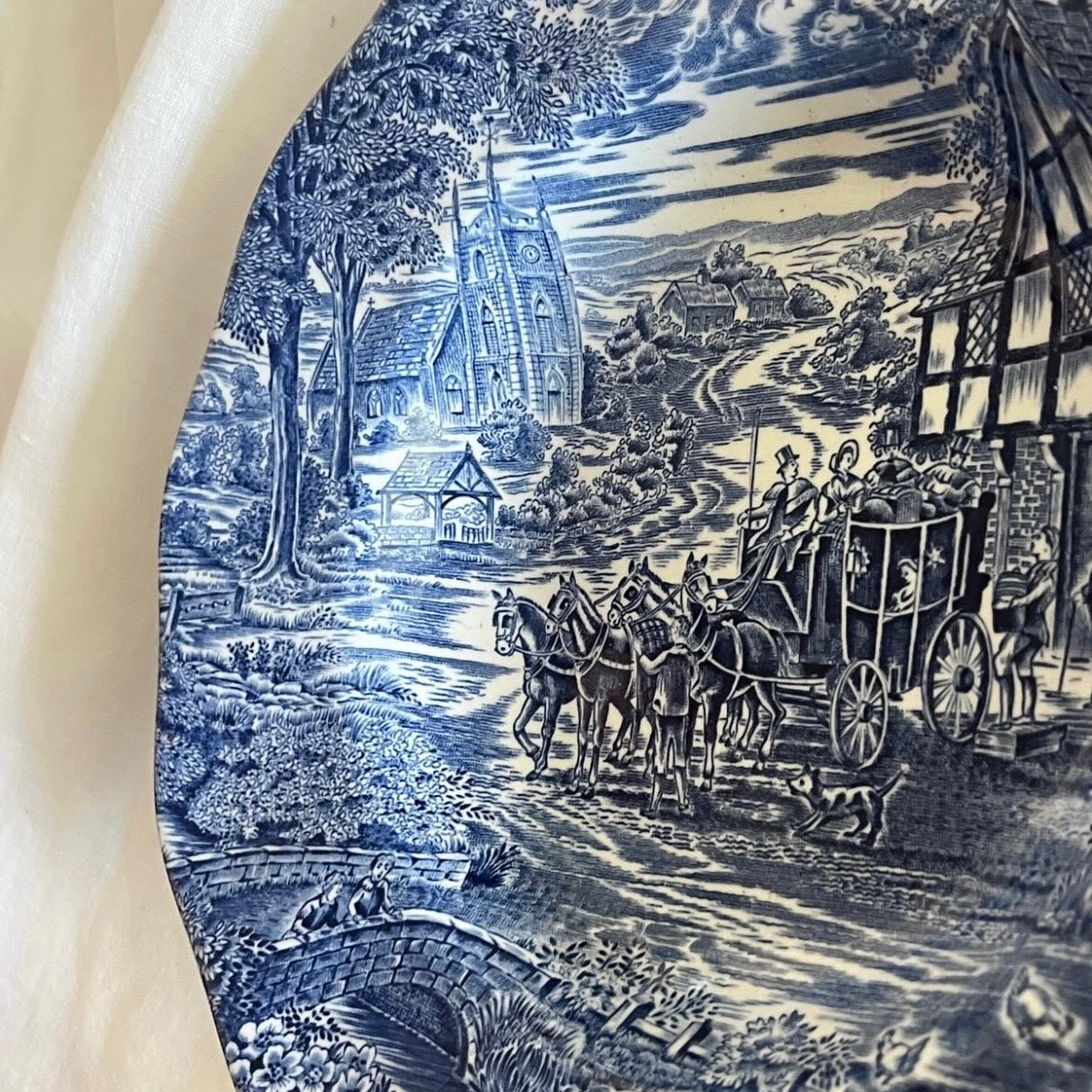 Prato fundo inglês azul e branco I Cena de carruagem