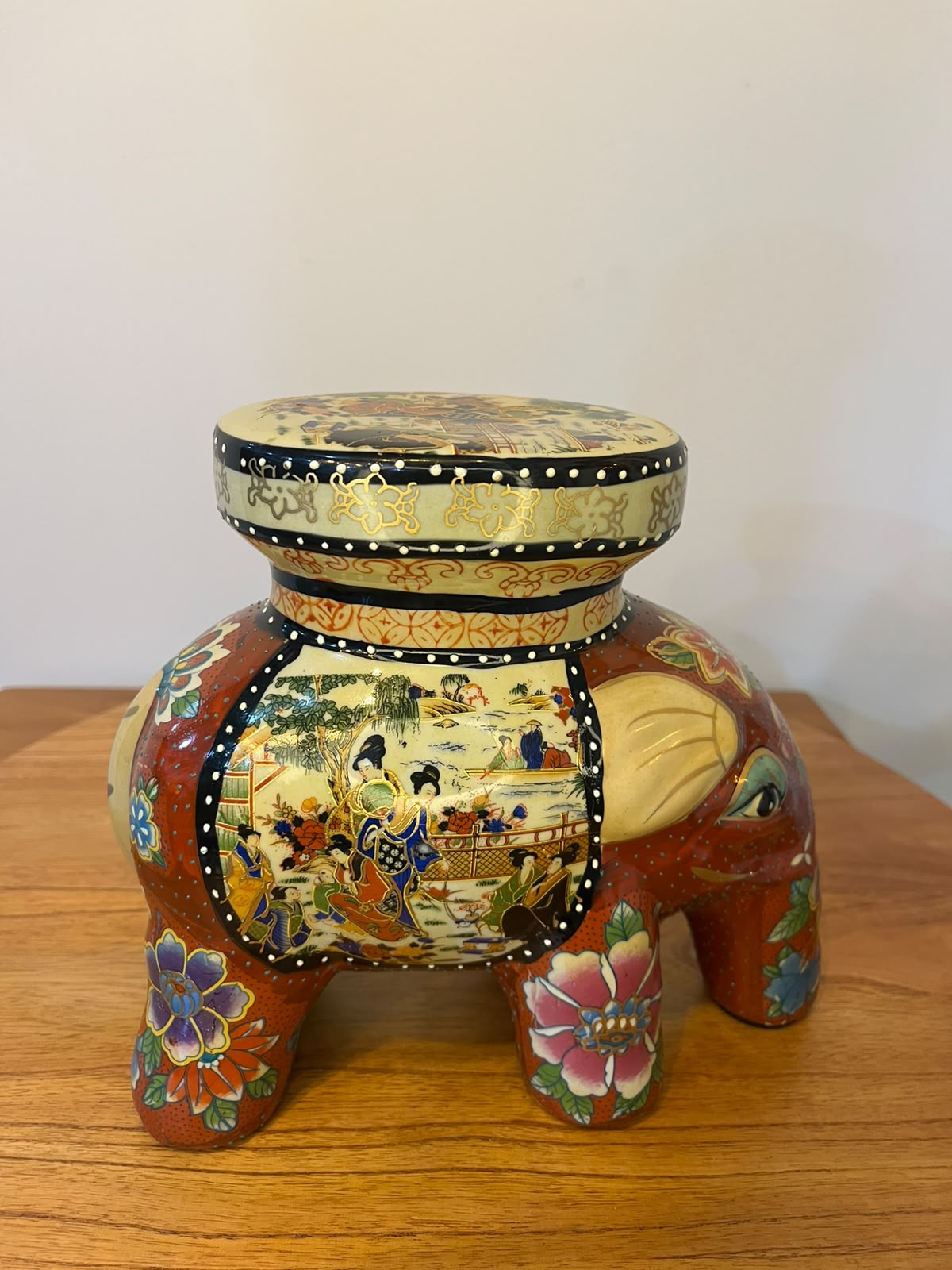 Elefante Decorativo em Cerâmica com Motivos Orientais