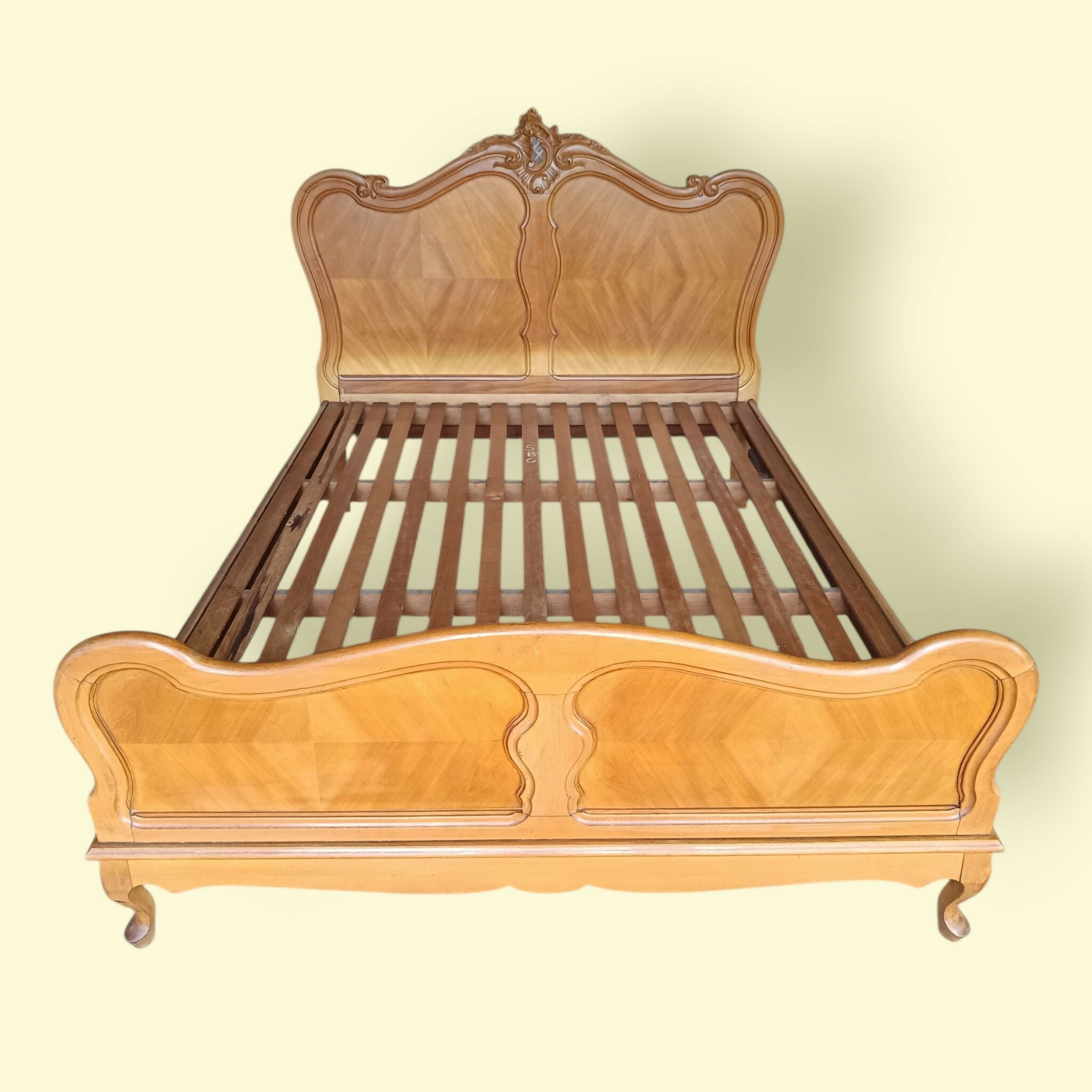 Belíssima Cama de Casal Provençal