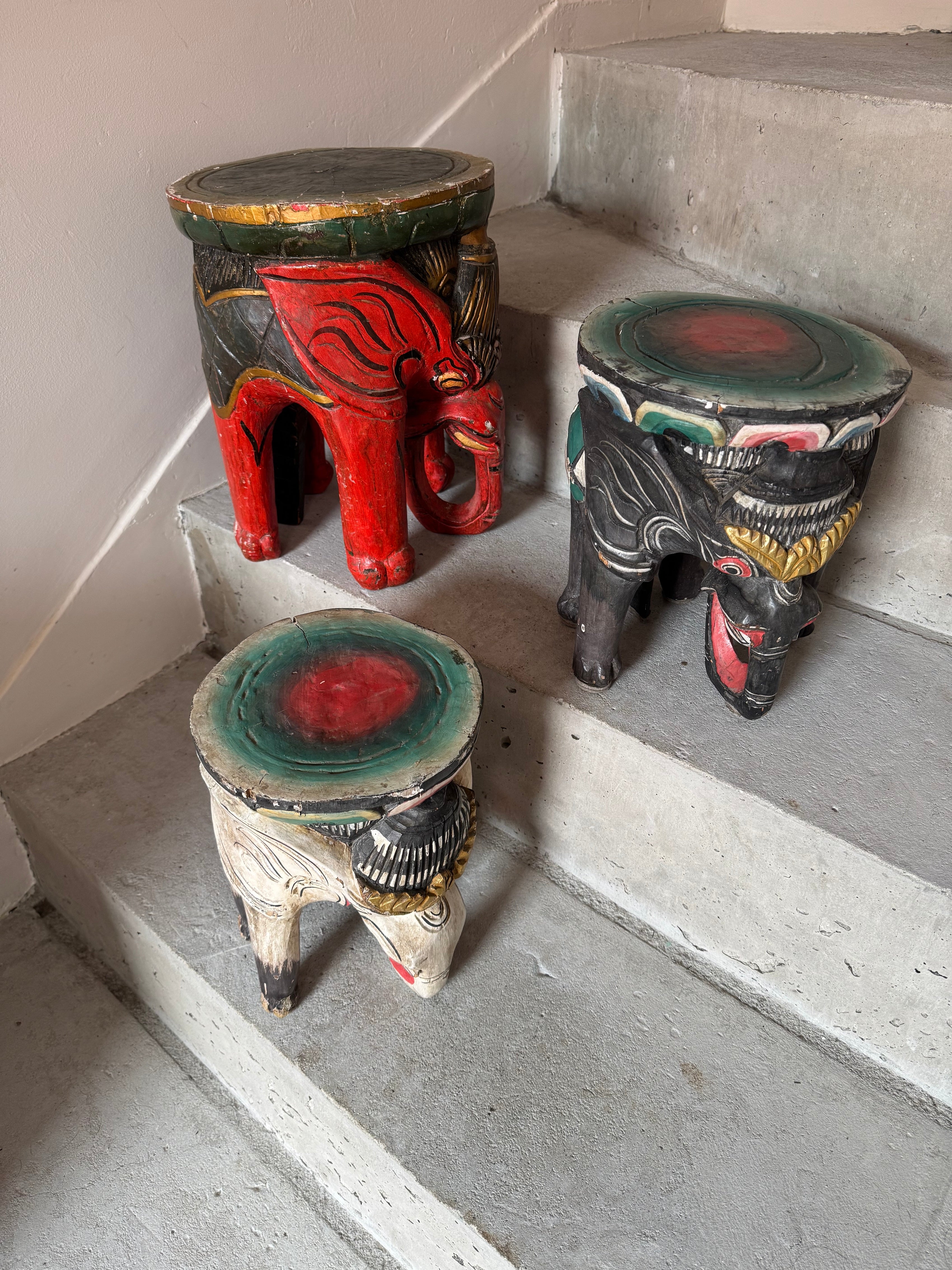 Trio de Antigos Bancos Mesinhas Elefantes Africanos Esculpidos em Madeira