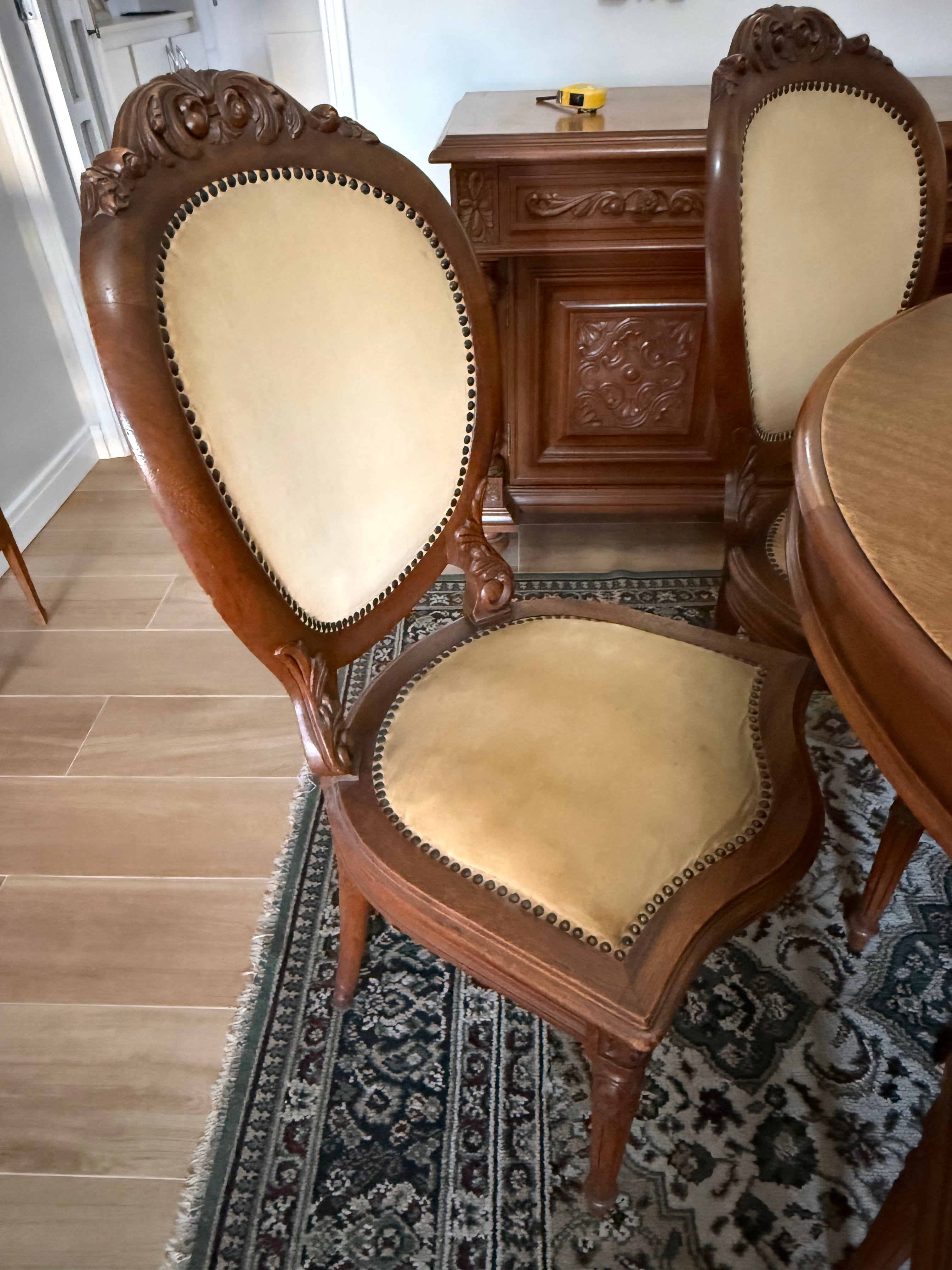 Mesa de jantar redonda com cadeiras medalhão com veludo 