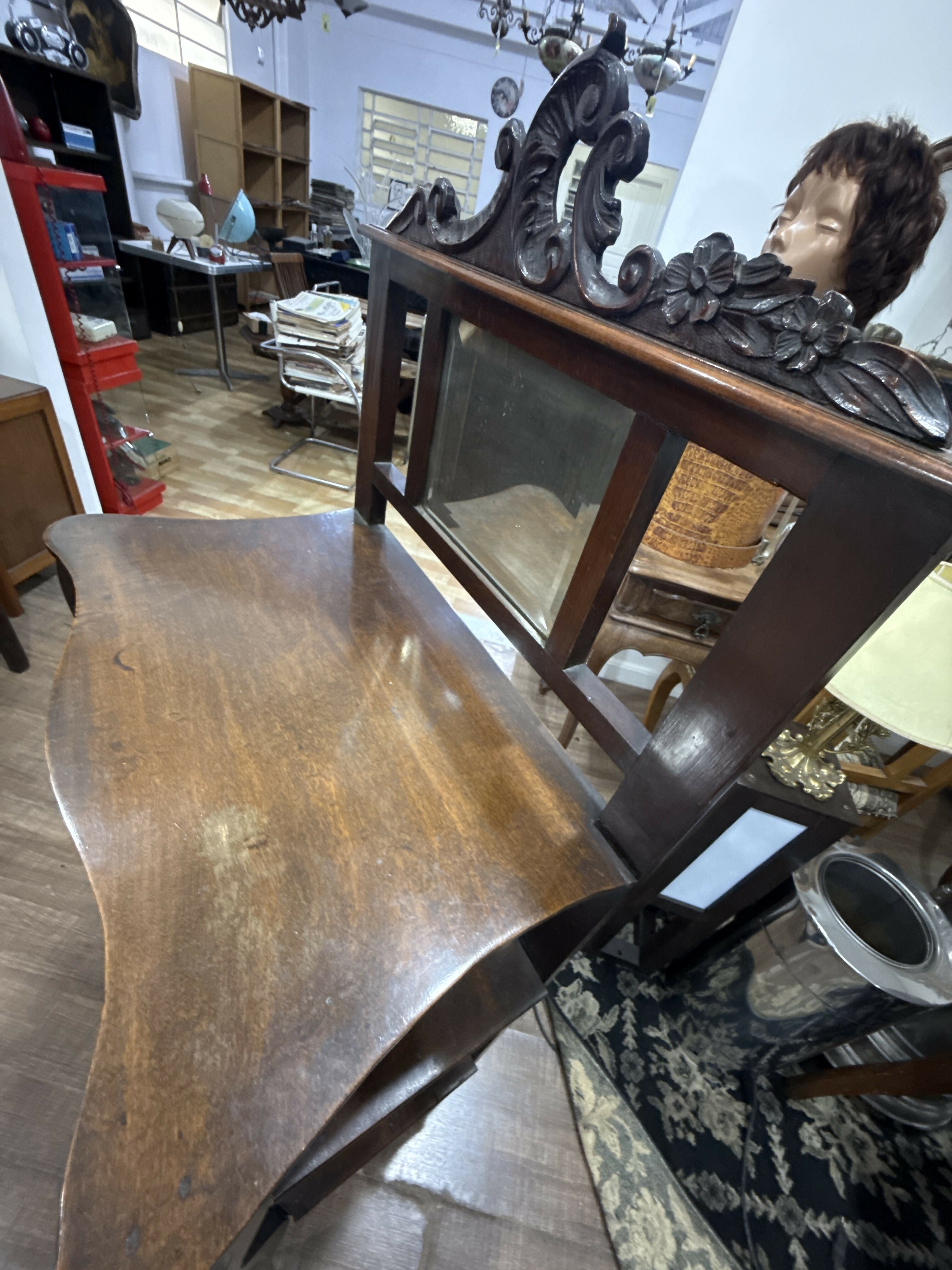 Porta Bibelô / Móvel de Apoio com Espelho – Início do Século XX – Madeira Nobre 🌟