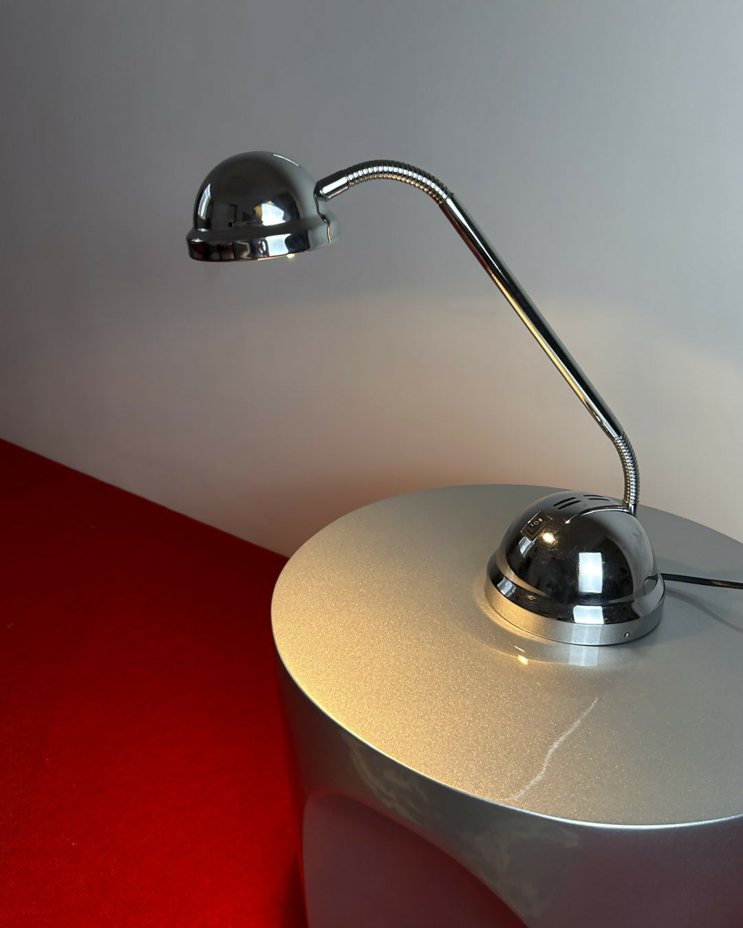 Luminária de mesa cromada 70’s, com estrutura articulável e dois níveis de luminosidade