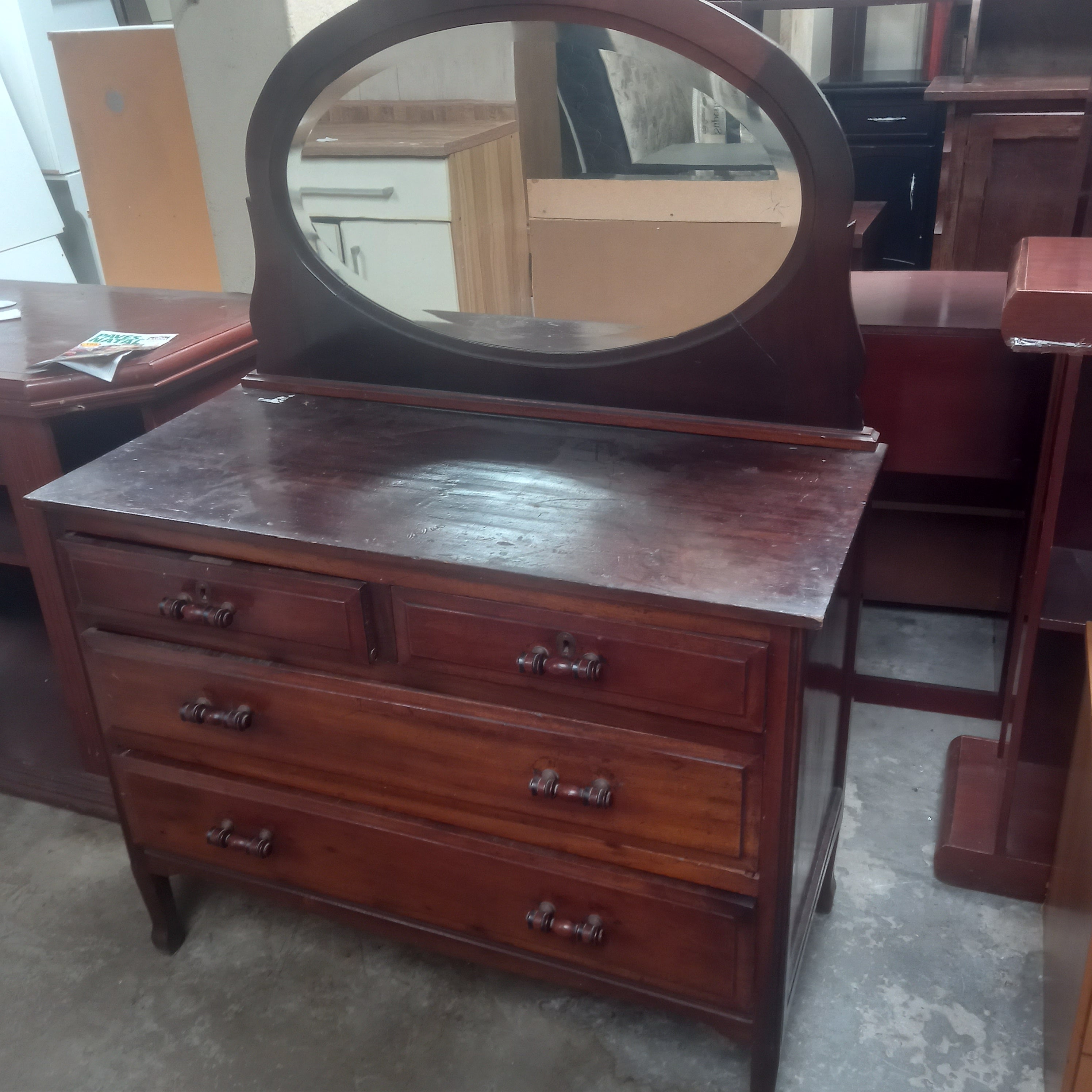 Cômoda / Penteadeira em madeira escura com espelho oval