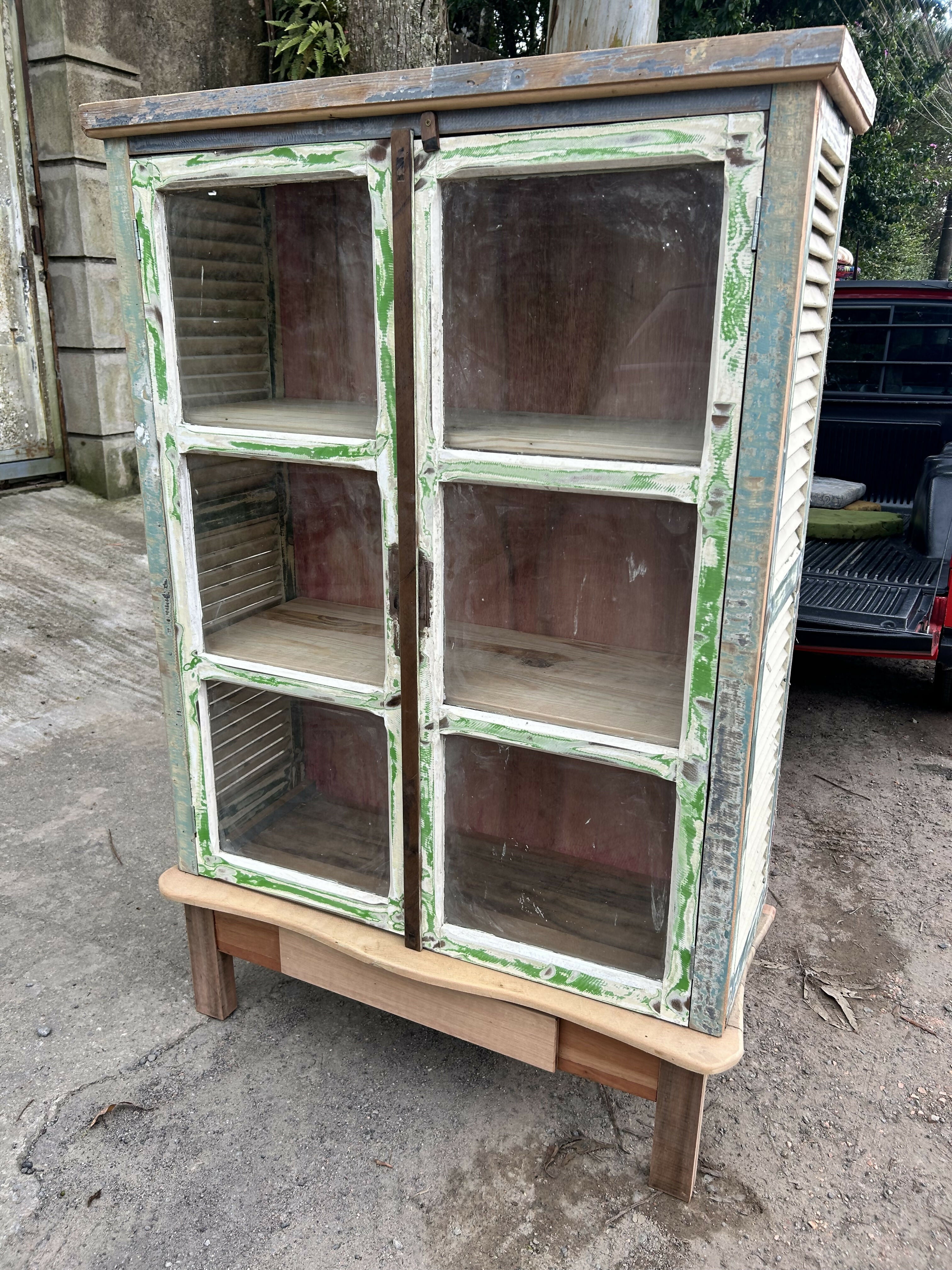 Cristaleira / Armário Upcycling