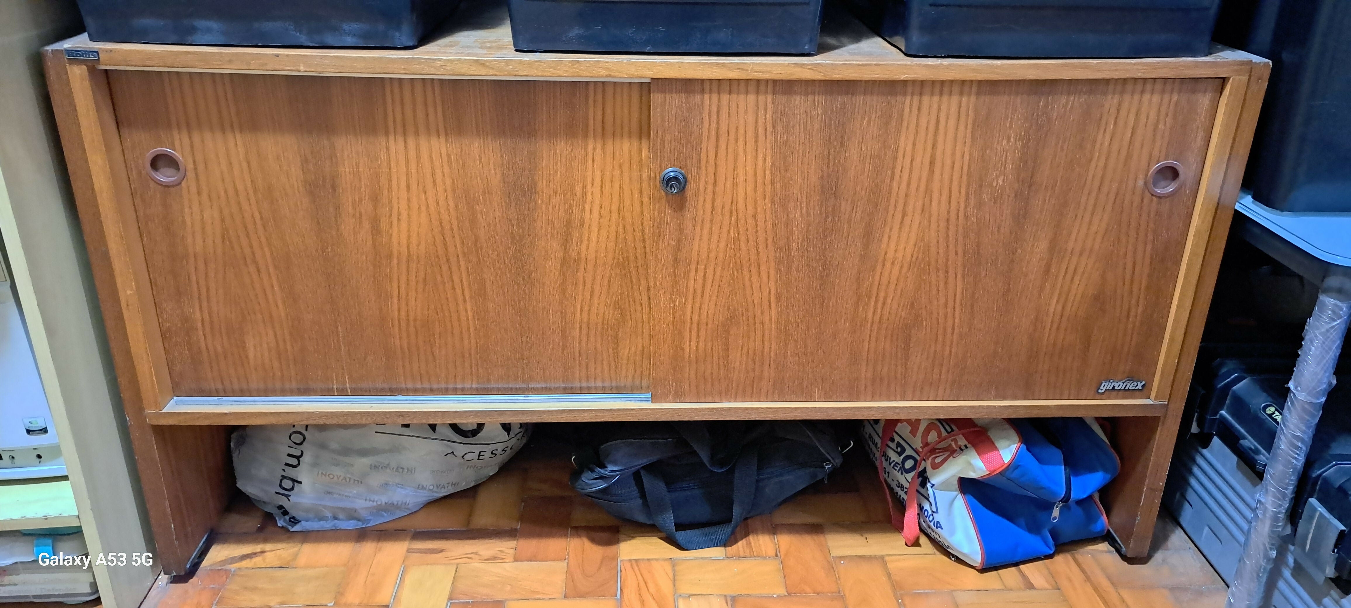 Aparador / Buffet baixo Giroflex com chave