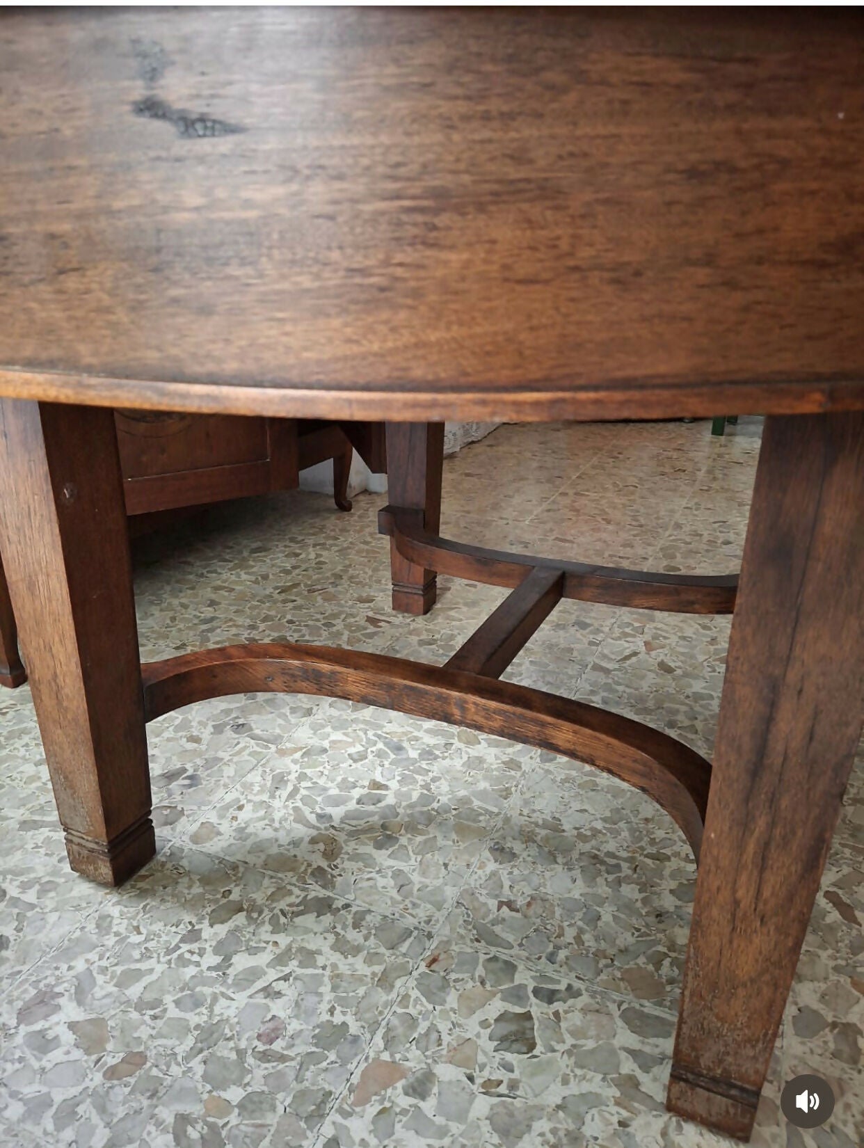 Mesa oval antiga Art Noveau em Cedro maciço