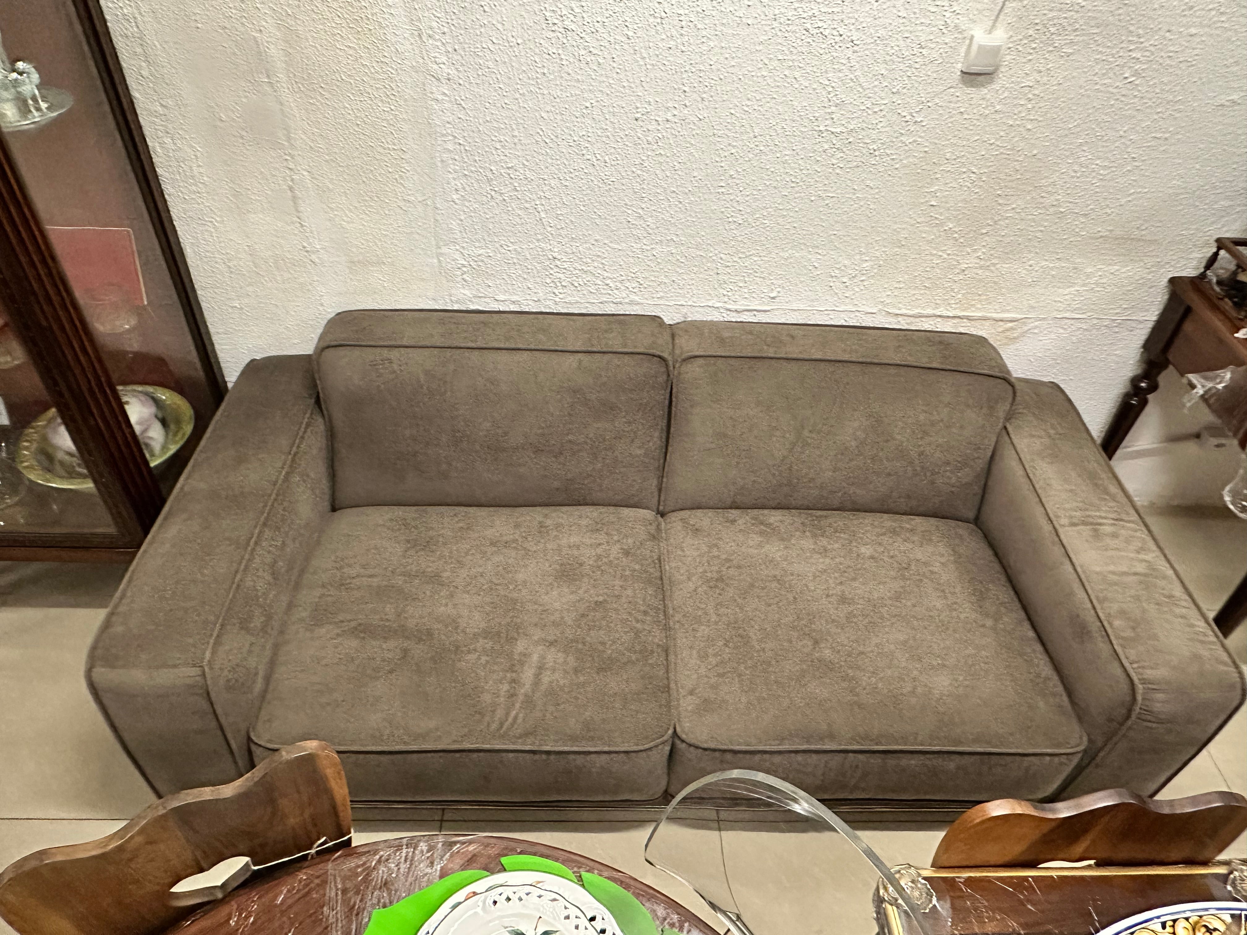 PAR DE SOFÁS VINTAGE DE 2 LUGARES EM TECIDO BOUCLÉ | DESIGN ATEMPORAL - RESTAURADOS