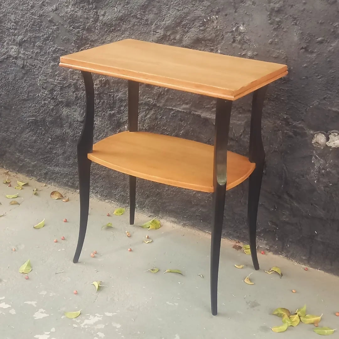 Mesa lateral em Marfim com pés ebanizados (Recém restaurada) 