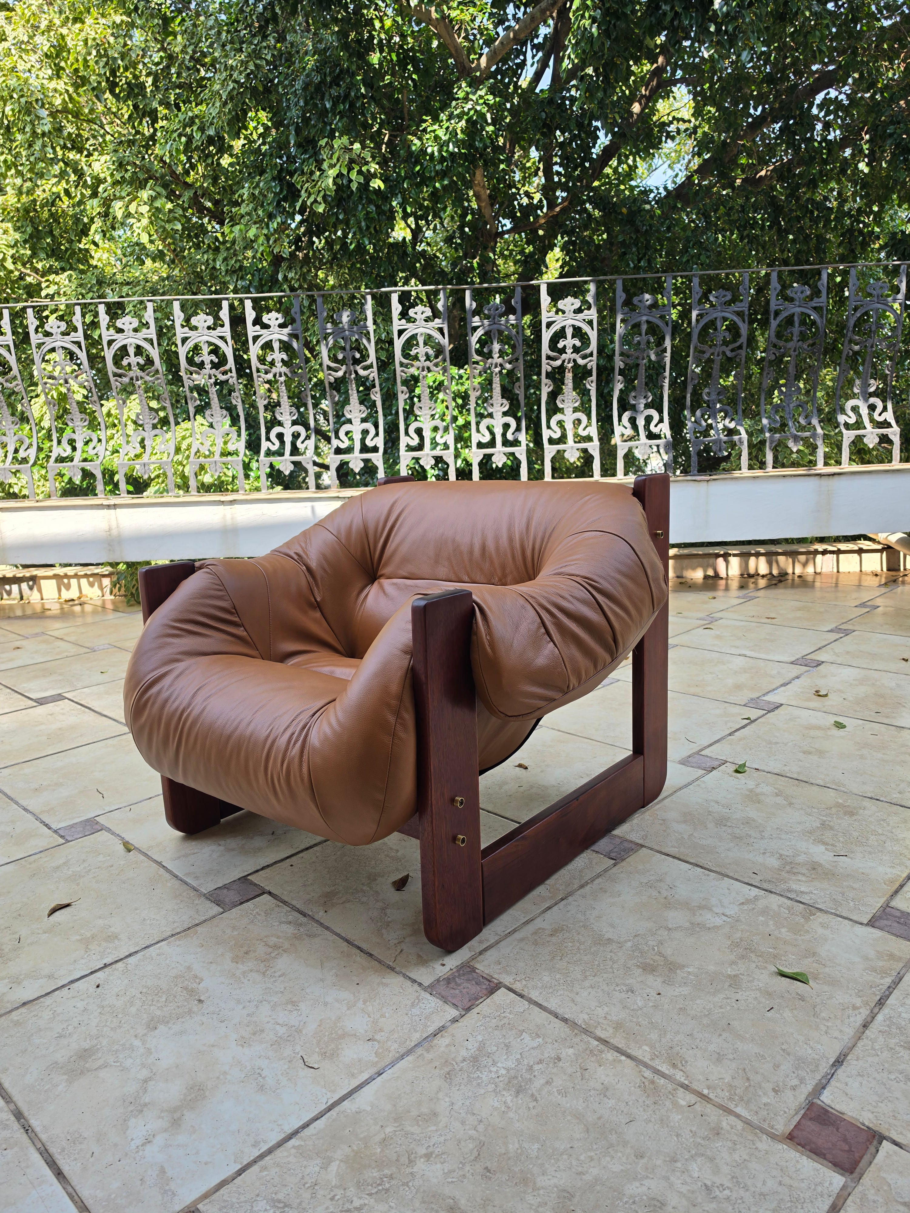 Poltrona MP 97 em couro marrom restaurada - Percival Lafer 