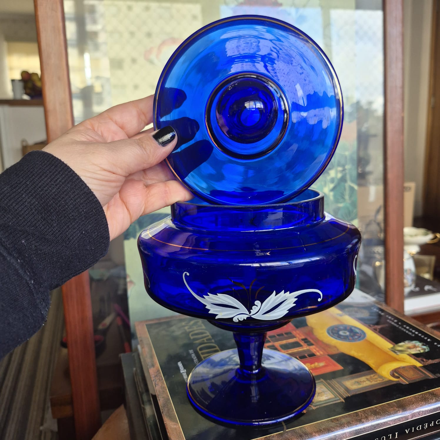 Linda bomboniére/compoteira vintage em vidro azul cobalto, anos 50. Perfeito estado,  douração intacta.