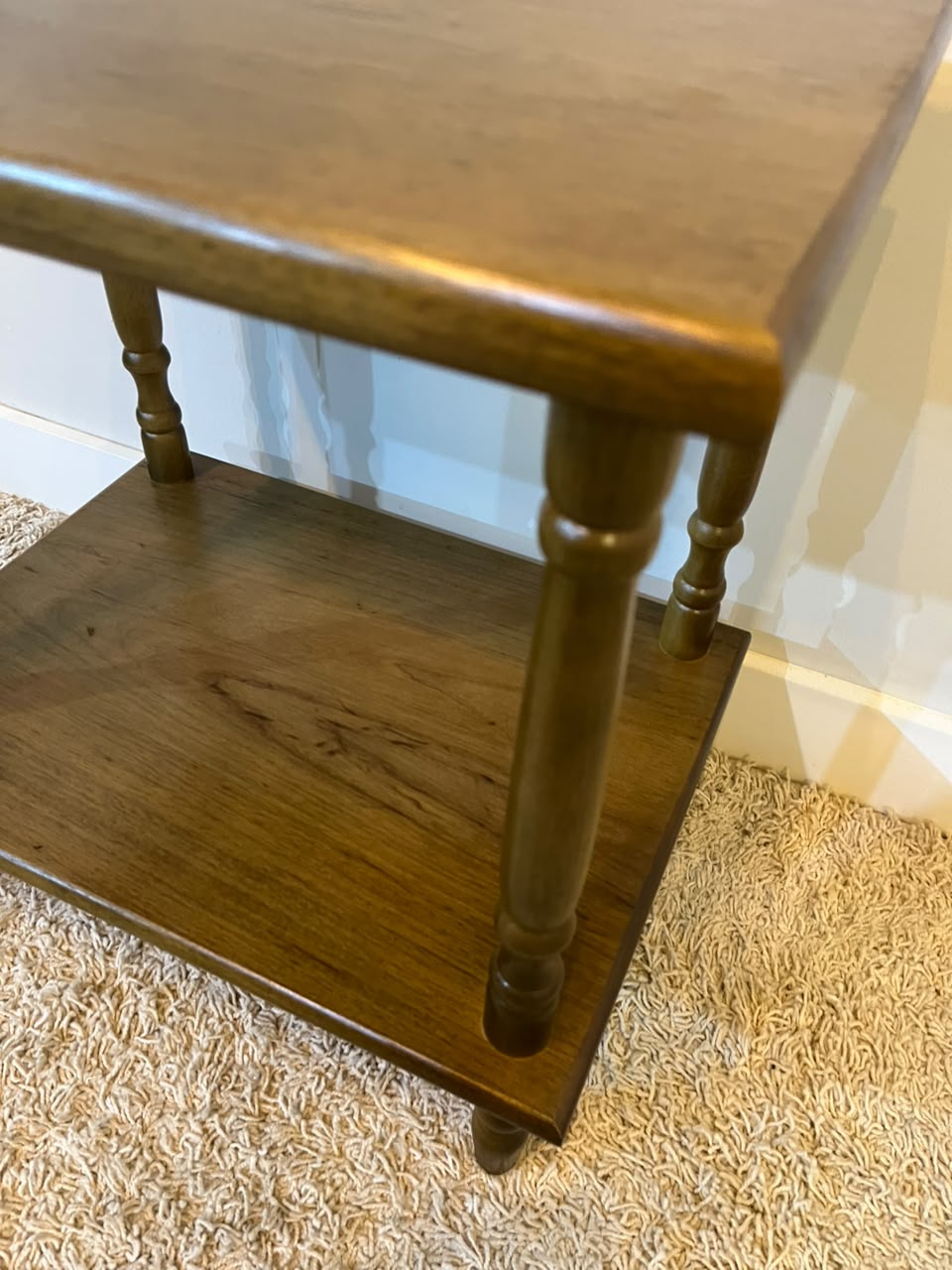 Mesa Lateral Retangular Em Madeira Tauari Com Pés Torneados – 52 Cm