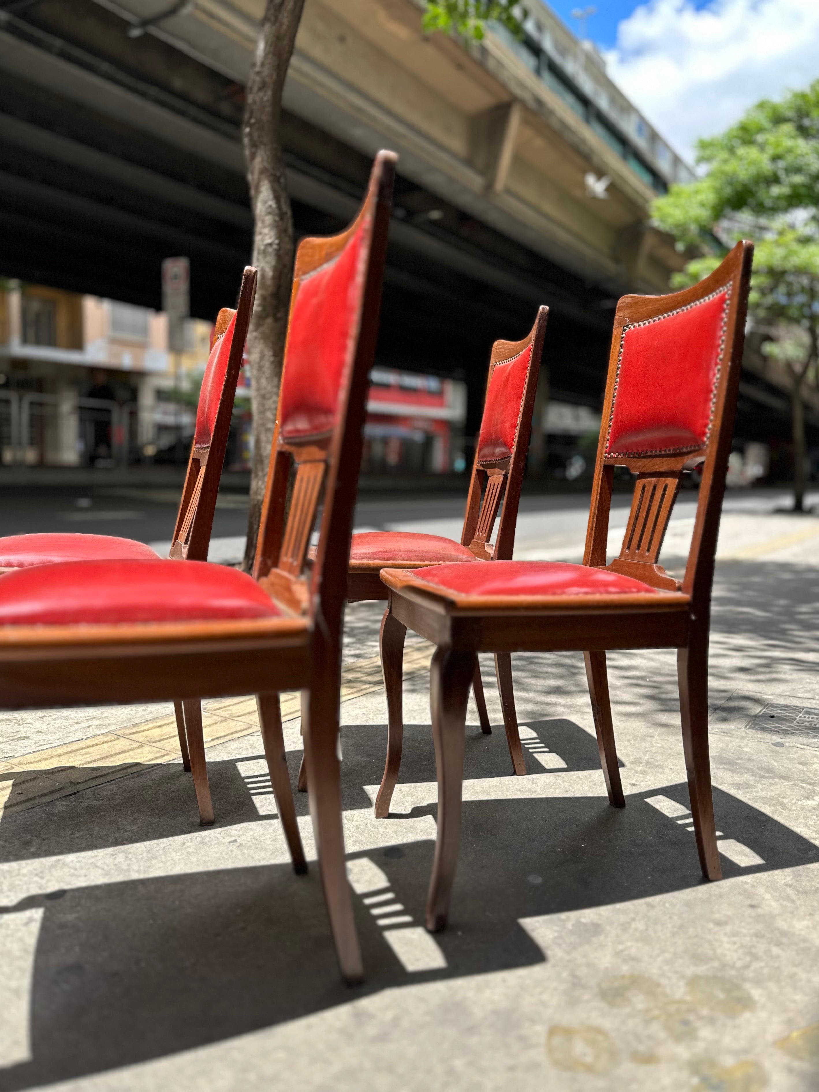 Conj. 4 cadeiras Imbuia em estofado vermelho (estrutura restaurada) 