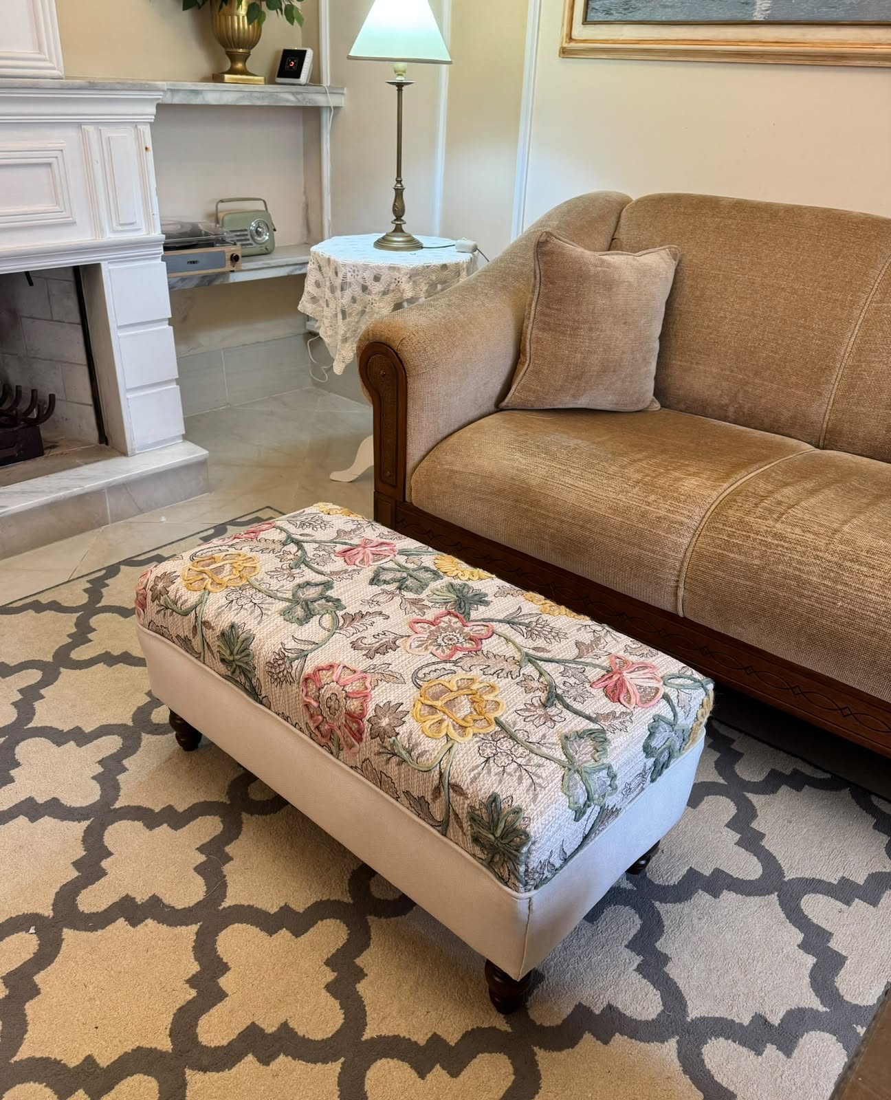 Pufe / Banqueta / Mesa de centro /Apoio para os pés em tecido floral com bordado 