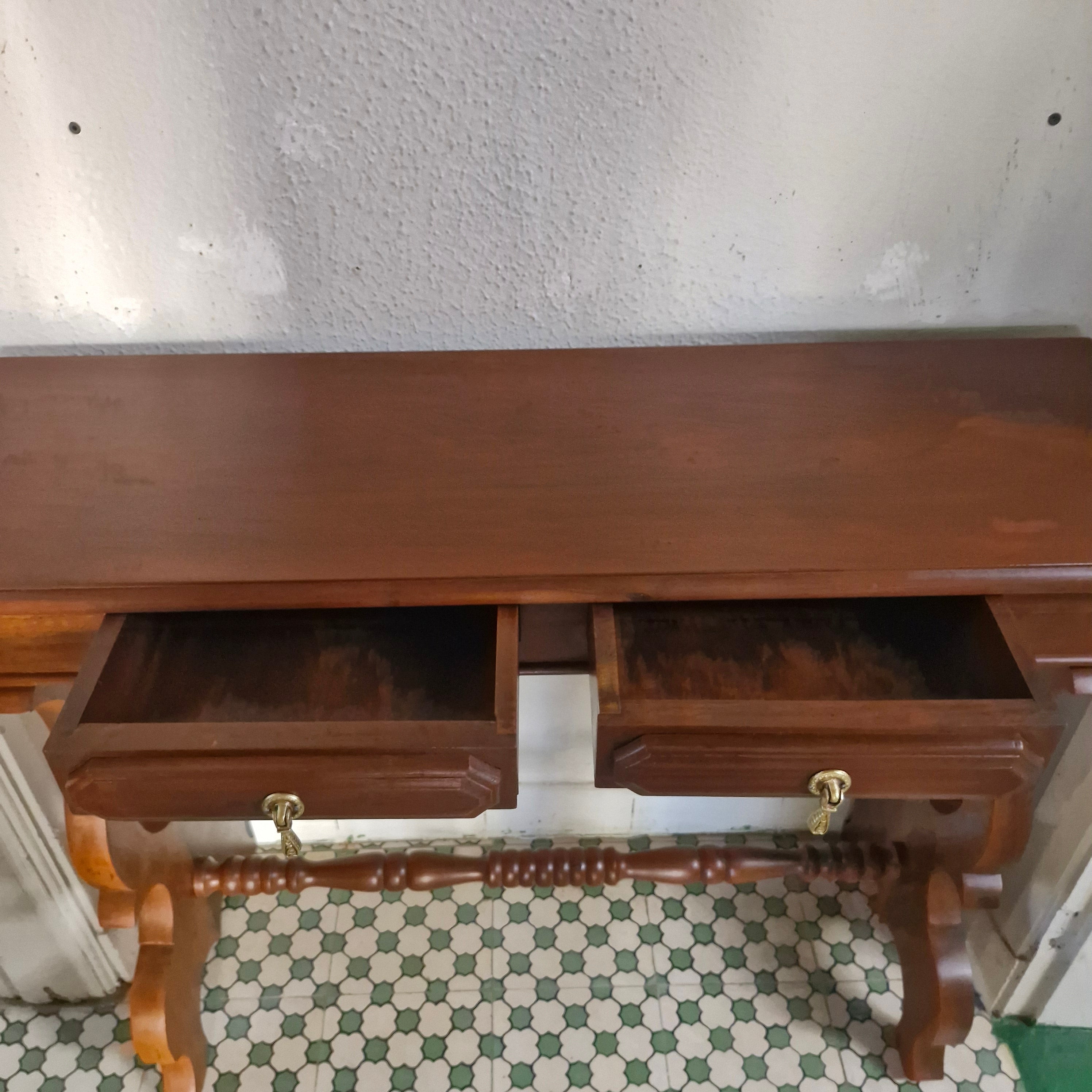 Aparador Colonial em madeira maciça, pés torneados e duas gavetas 