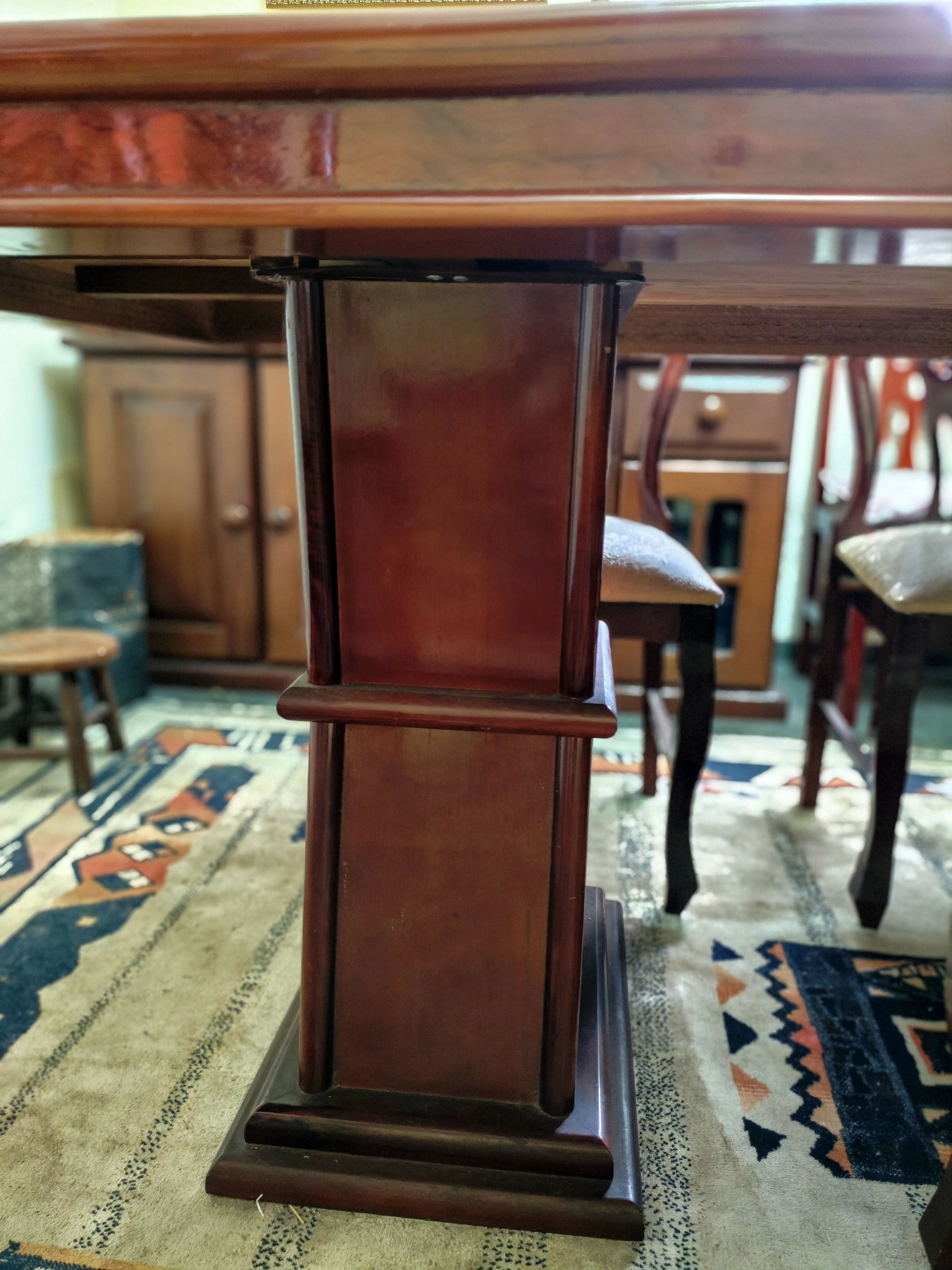 Mesa de jantar em madeira maciça (8 lugares)