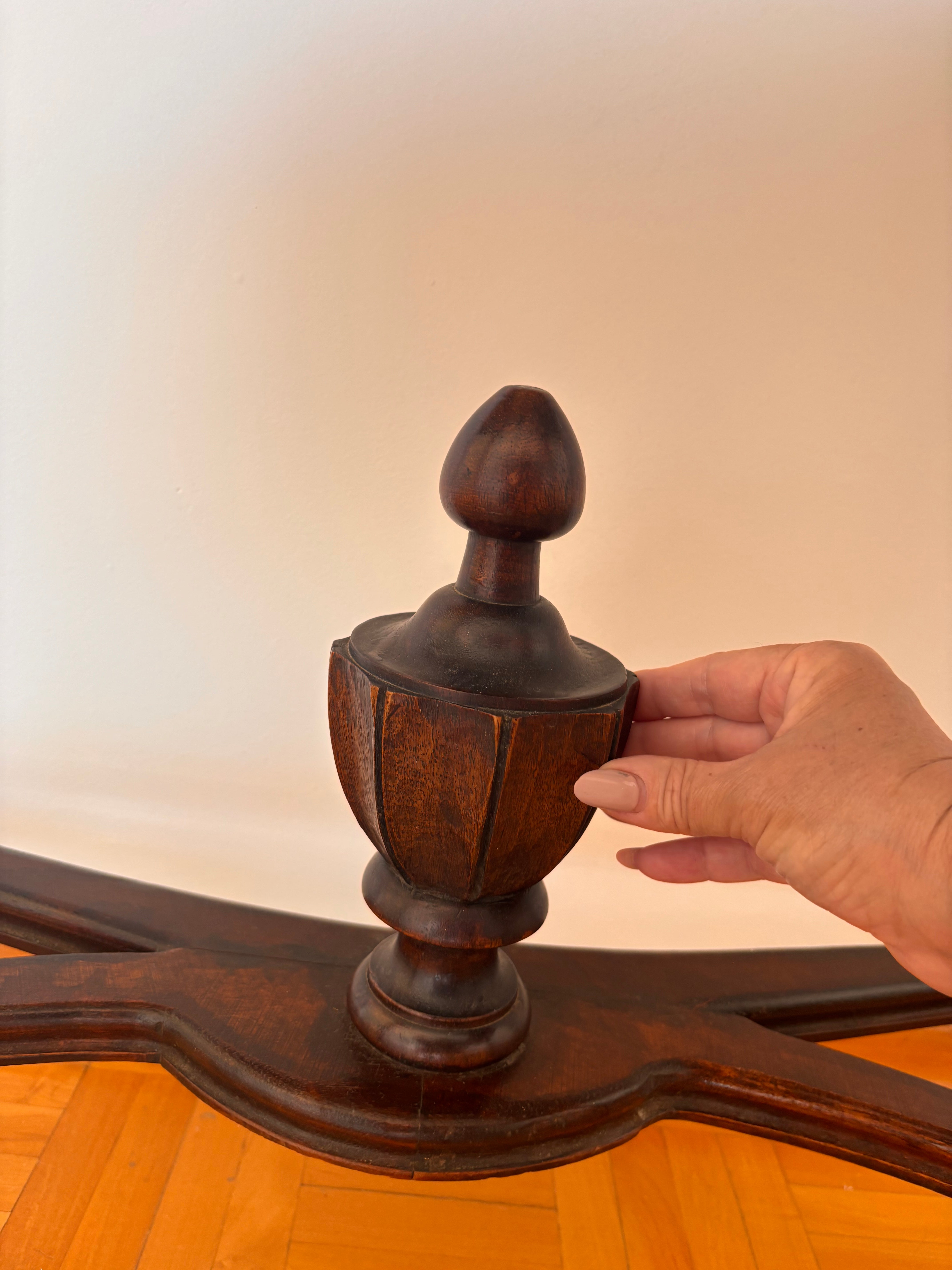 Conjunto clássico de Aparador (ou console de parede) e Espelho oval em estilo Luís XVI ou D. João V / Dom José Década 1950