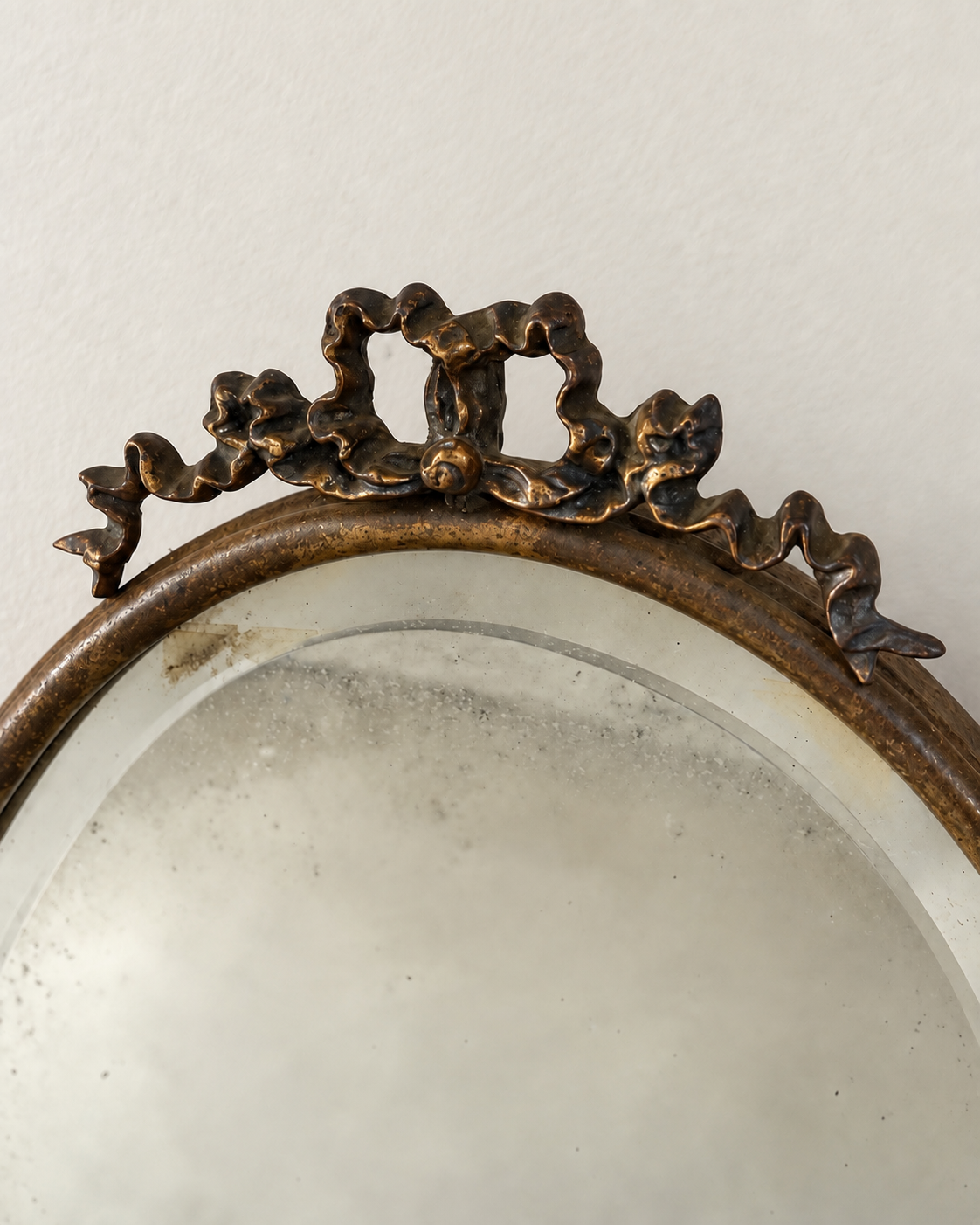 Espelho Antigo Oval Bisotê com Moldura em Bronze | Mais de 100 anos