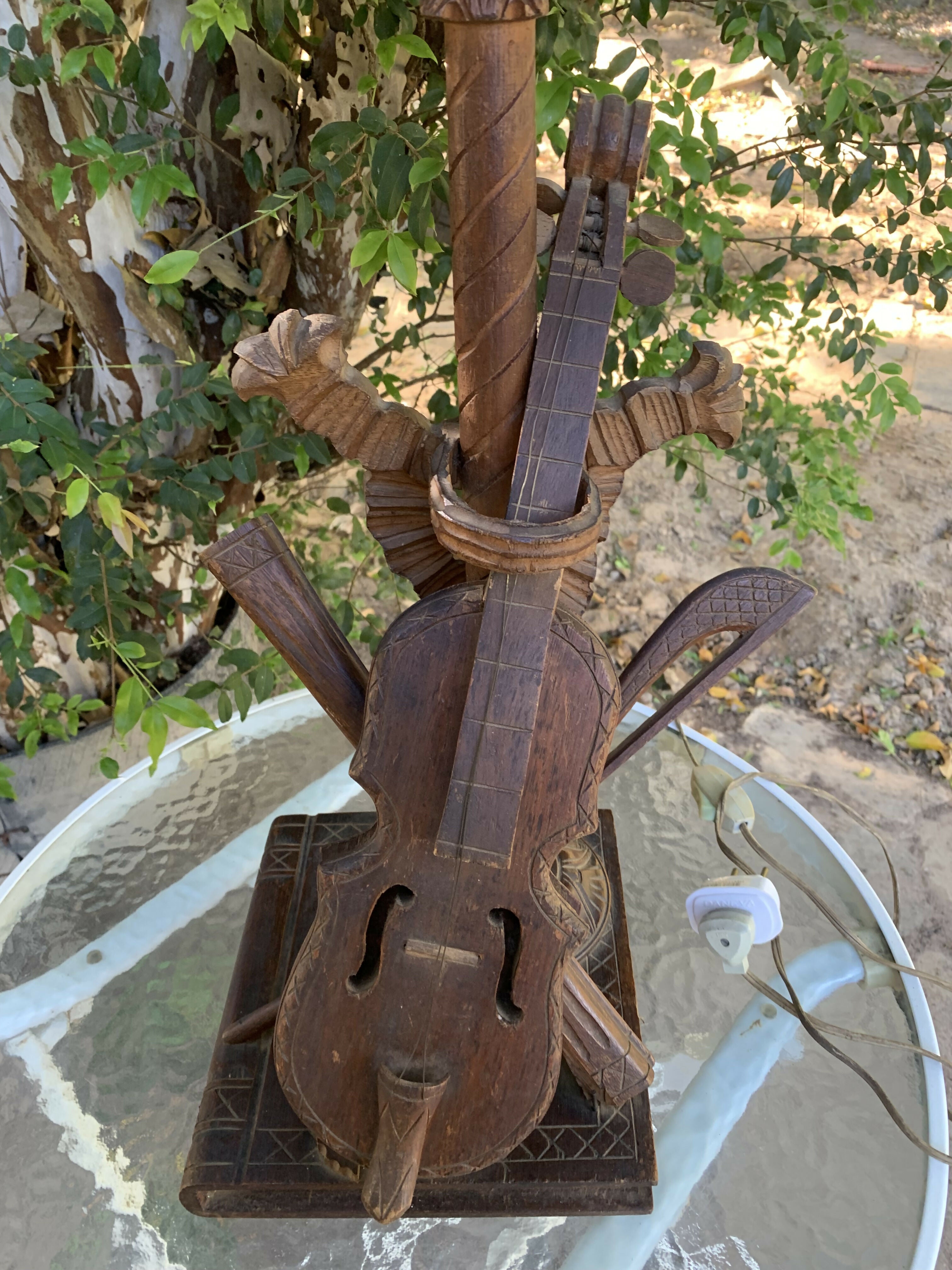 Abajur antigo violino e livro