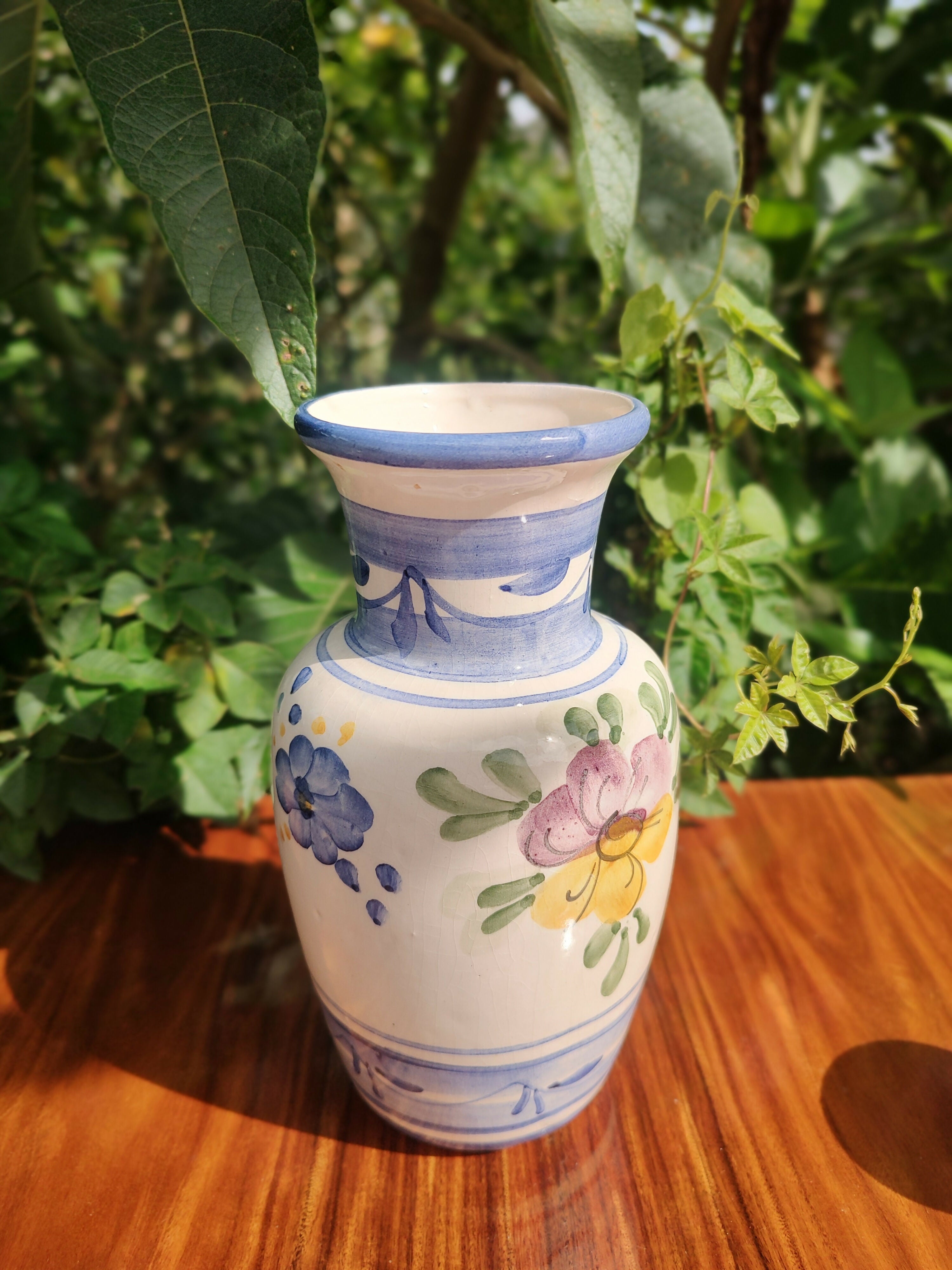 Pequeno e Delicado Vaso em faiança pintada à mão com motivos florais