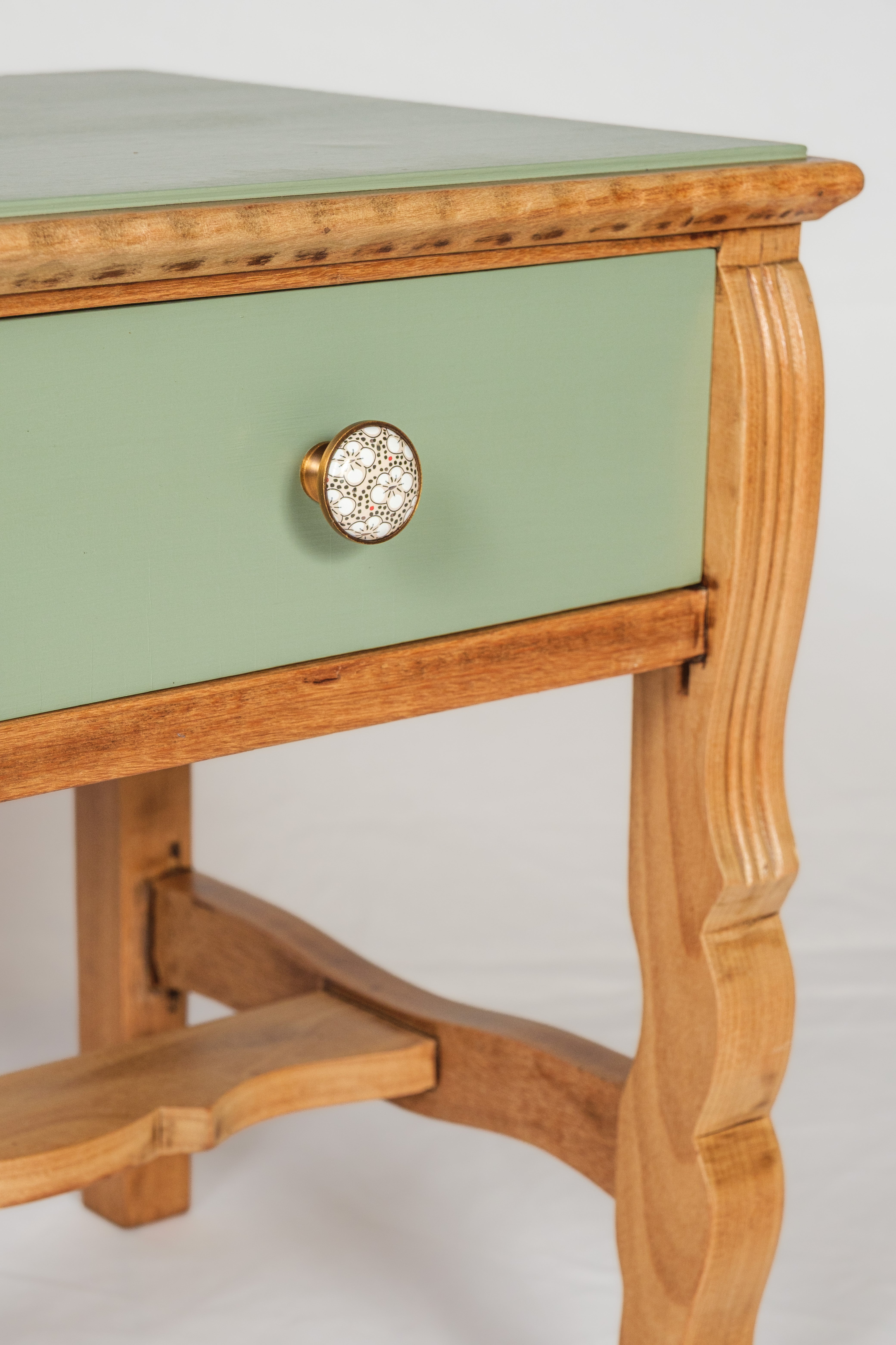 Mesa de Cabeceira Vintage em Madeira Clara com Gaveta Verde - Pistache