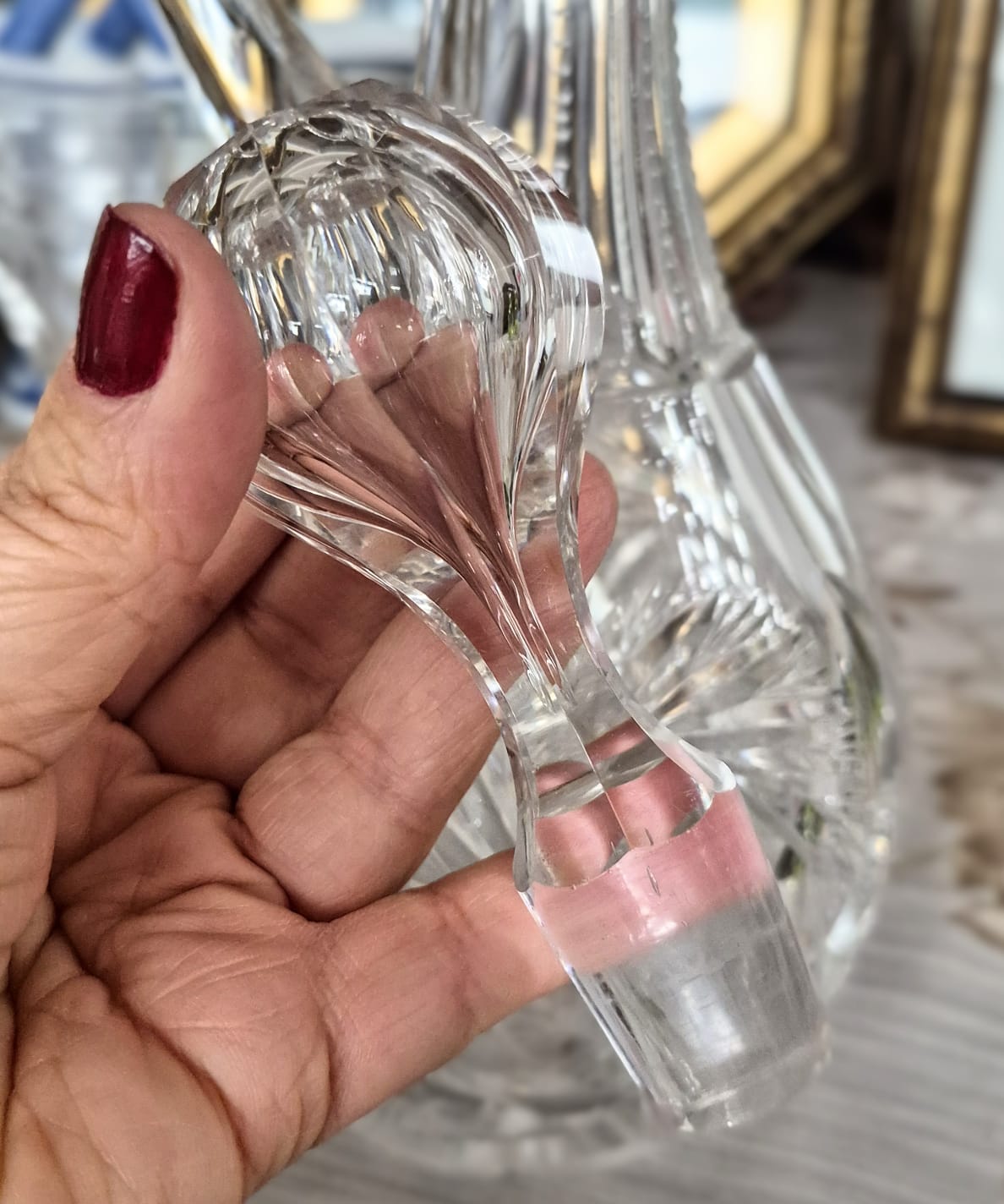Incrível licoreira com alça em cristal de chumbo tcheco anos 50, pesado, translúcido,  com lapidações dedão e pinwheel. 