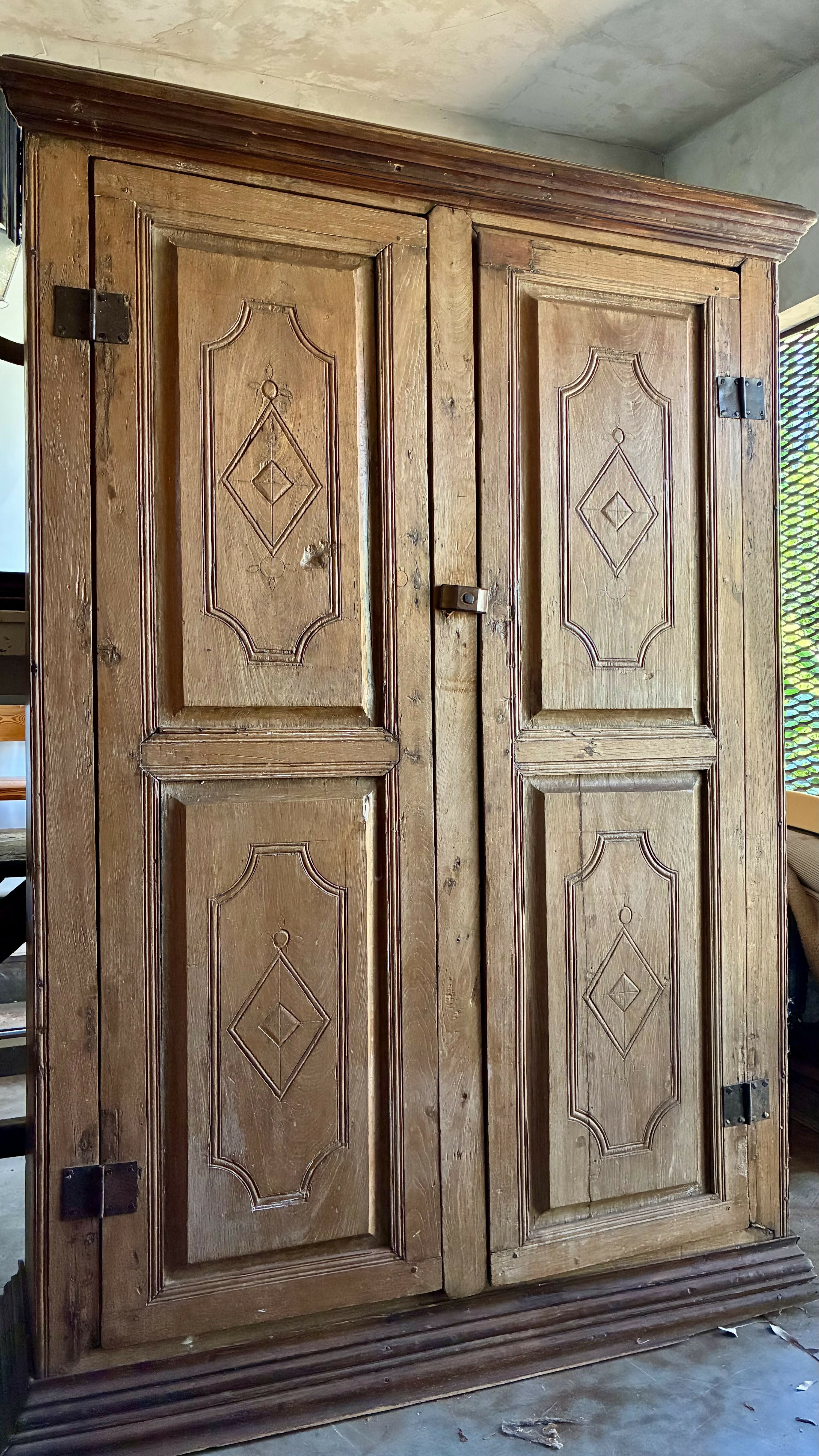 Armário antigo em madeira