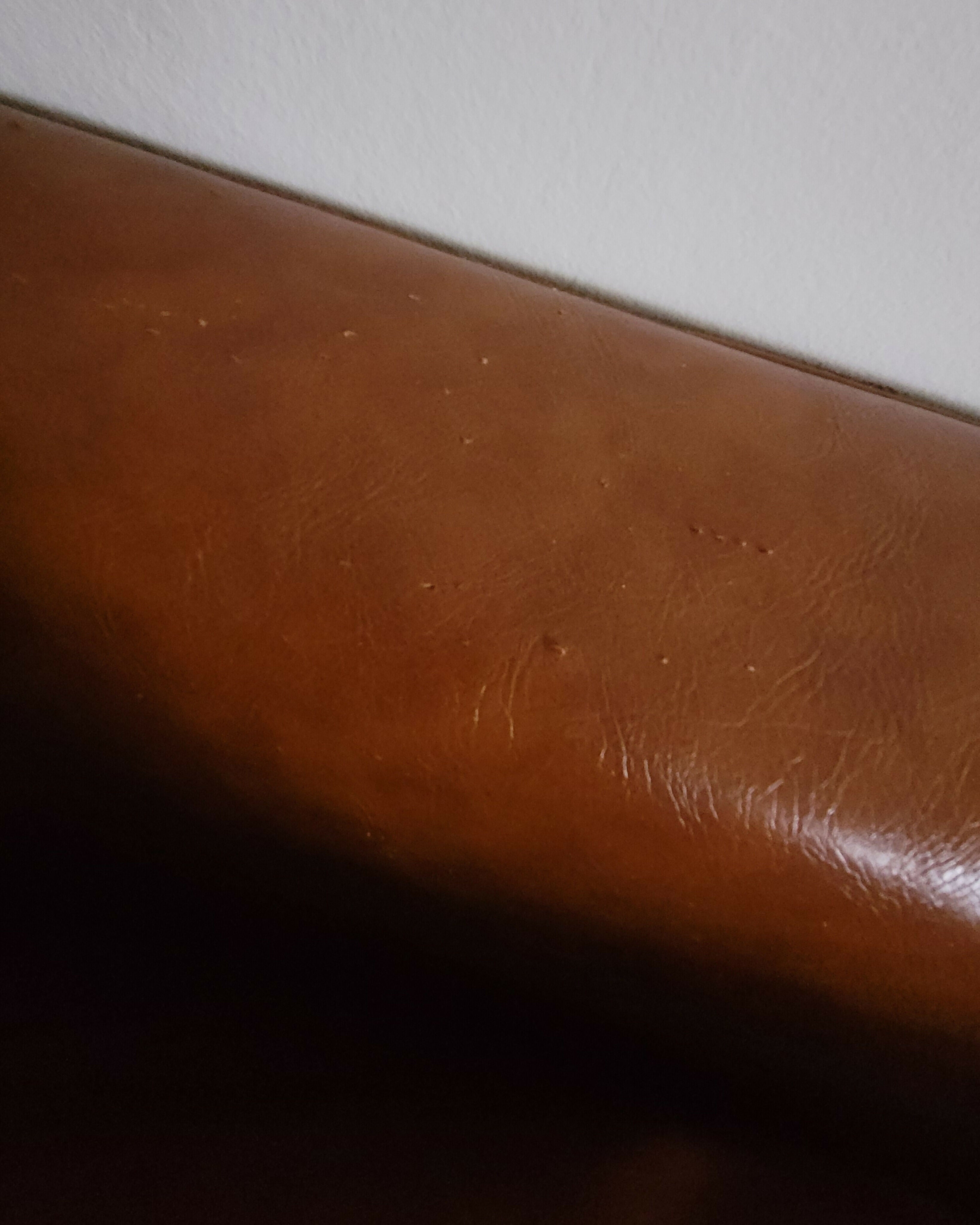 Sofá recém restaurado com estofado em couro ecológico caramelo