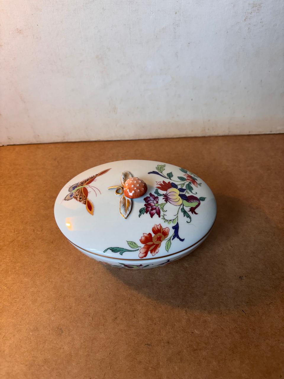 Caixa Oval Mildred Samatra em porcelana Vista Alegre com pegador de morango (DMCPS_776)