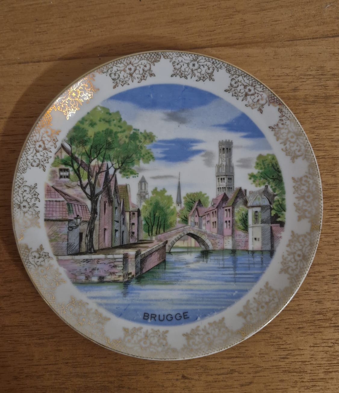 Lindo prato de coleção em porcelana