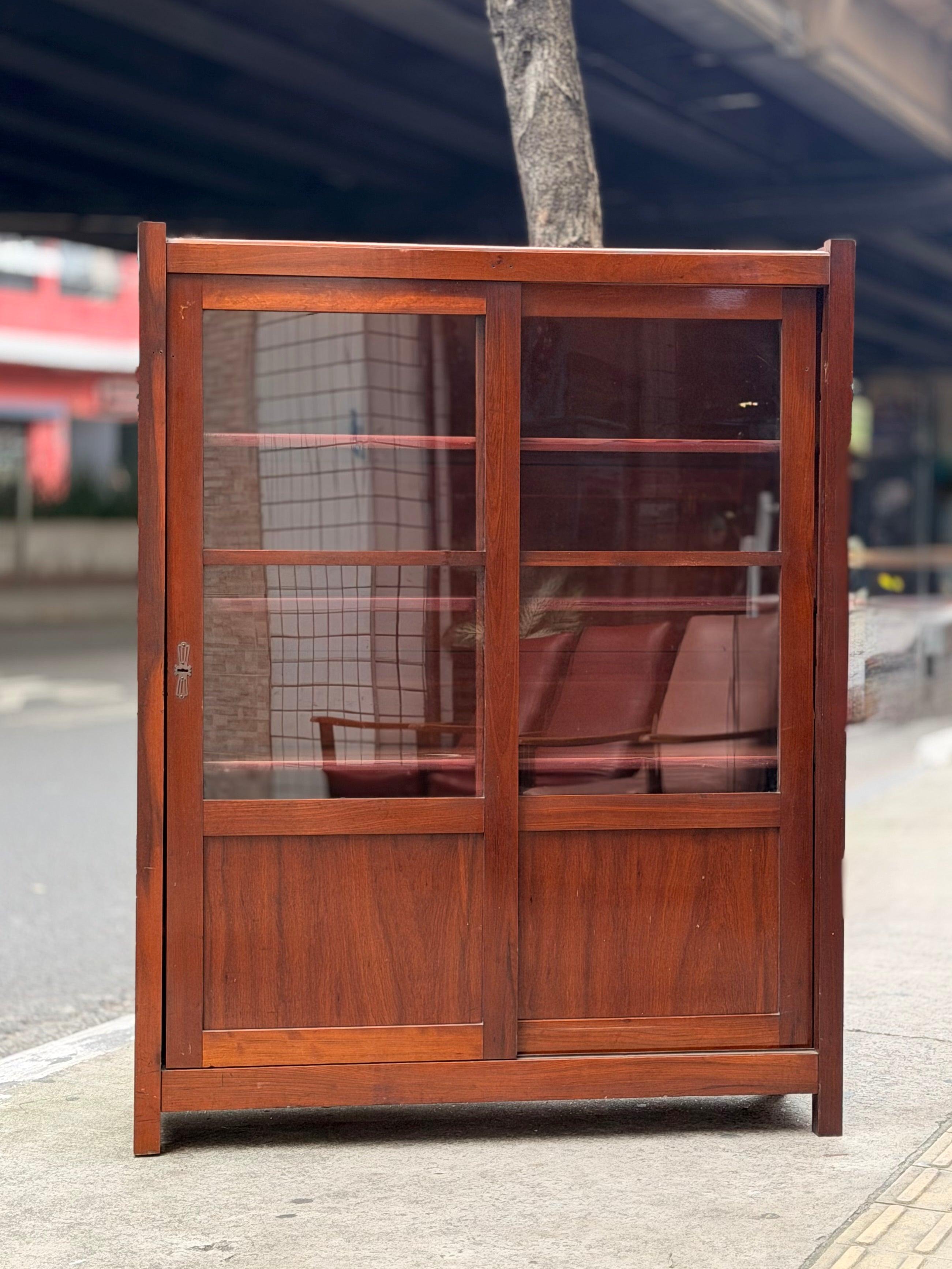Livreiro Miele em Imbuia com duas portas de correr 