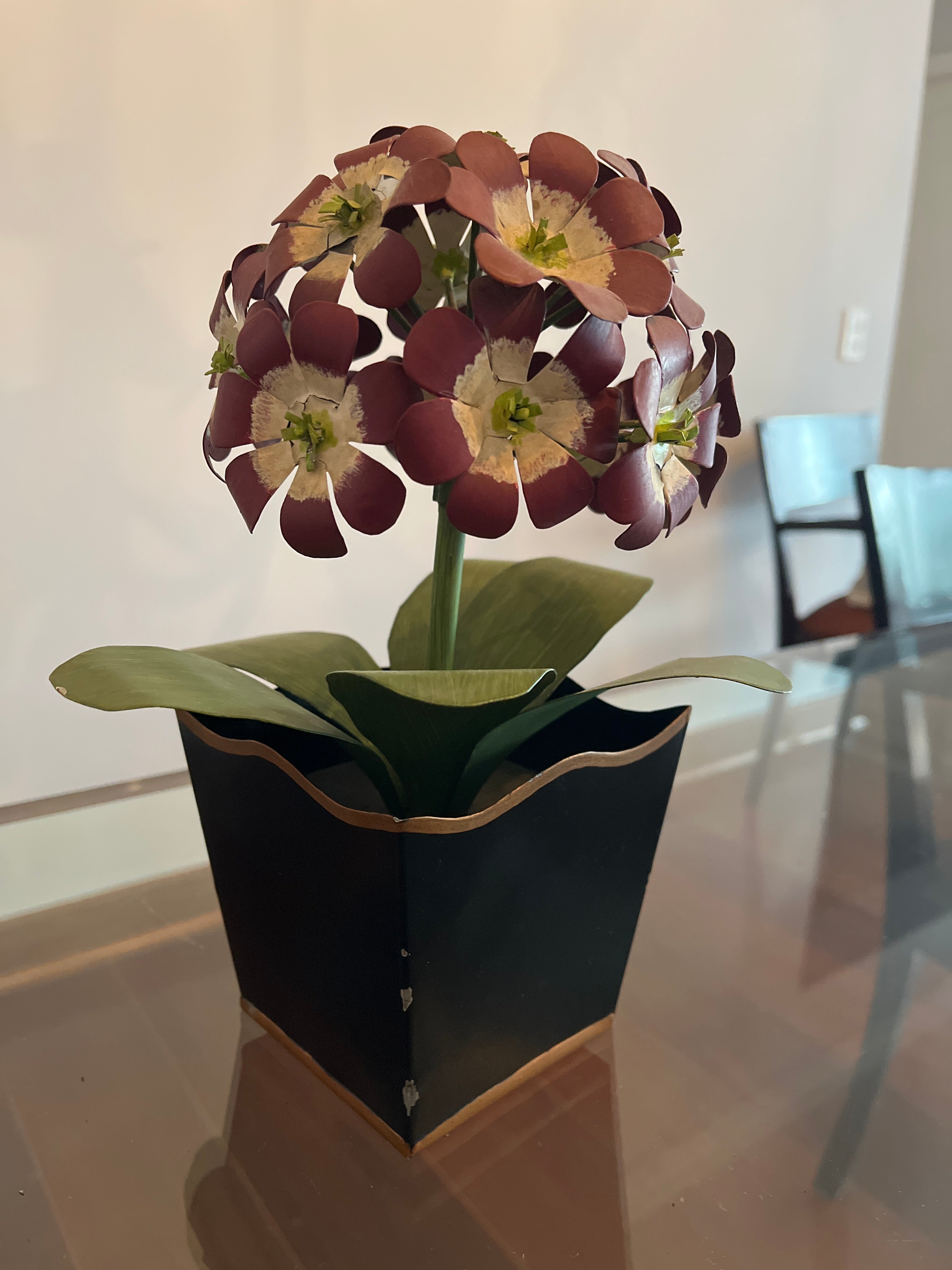 Peça decorativa Mexicana em metal - vaso com flores arroxeadas