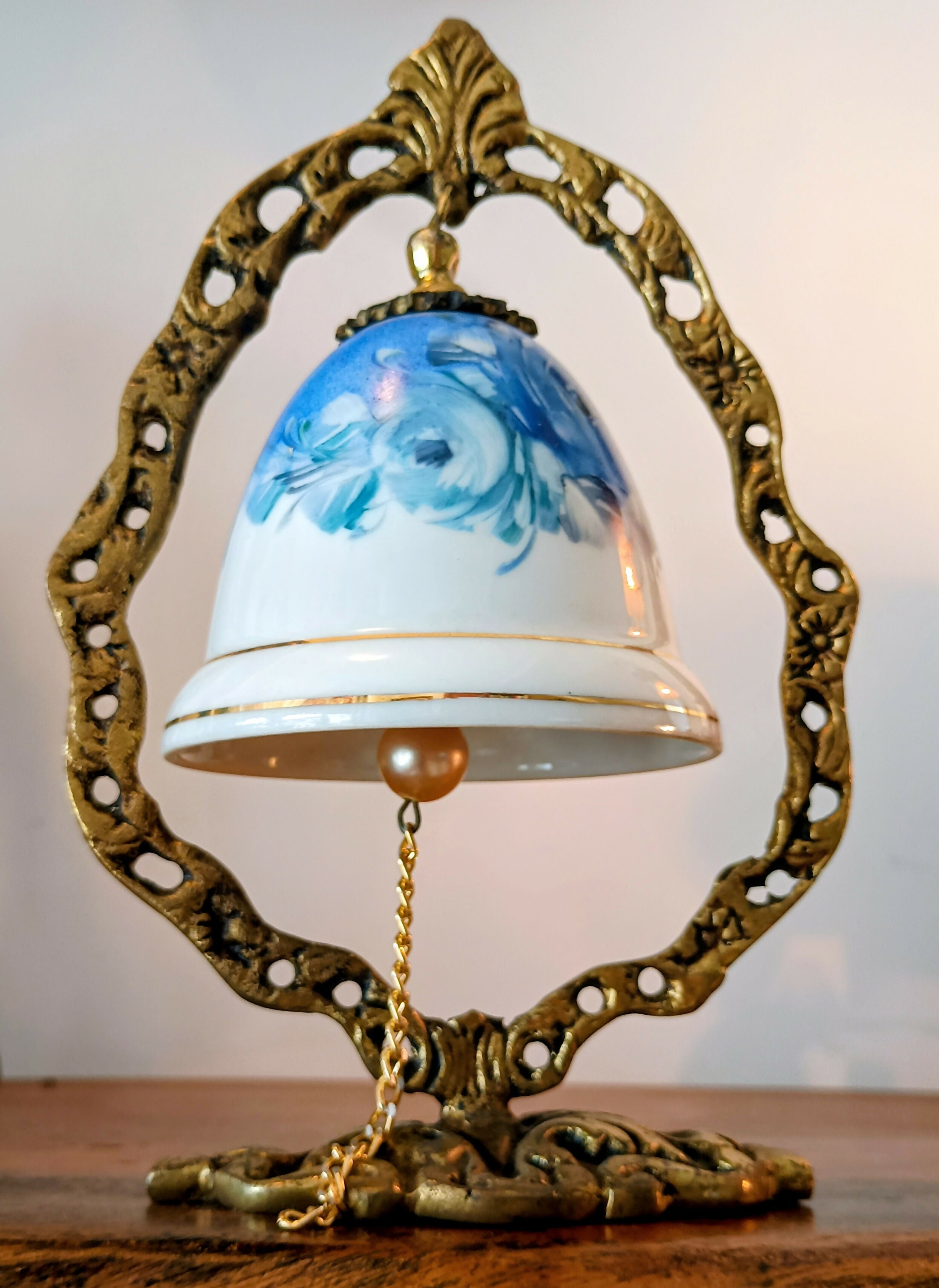 SINO DE MESA EM BRONZE E PORCELANA FLORAL