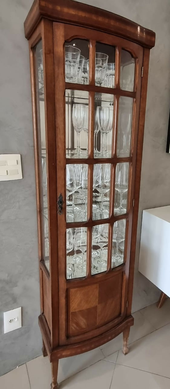 Cristaleira antiga com vidro bisotado e Marchetaria