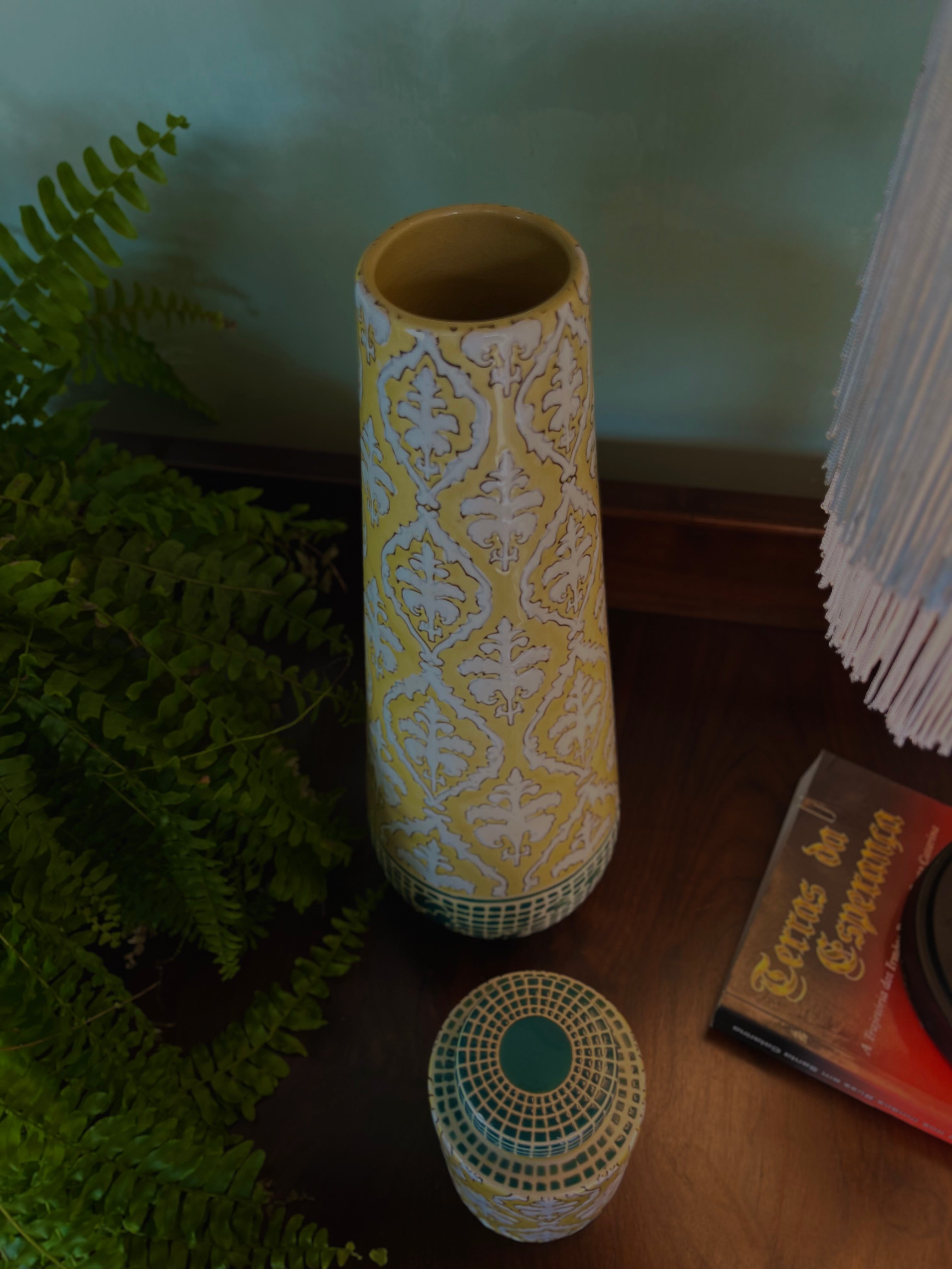 Vaso cônico pintado a mão com padrão floral amarelo 