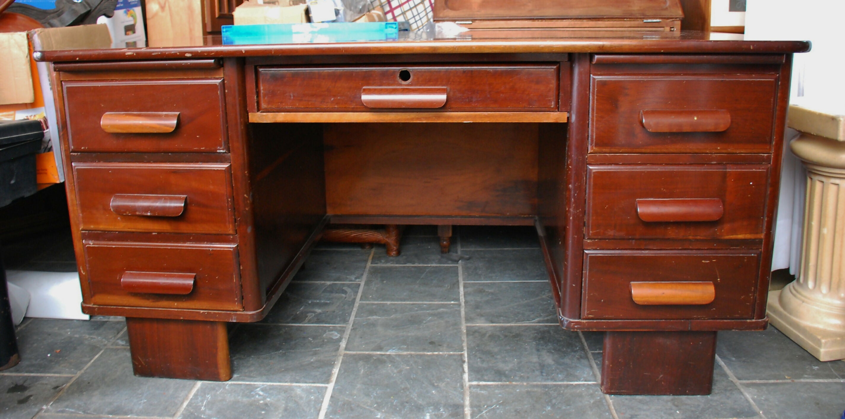 escrivaninha antiga anos 70 marca Cimo 7 gavetas com fechadura .