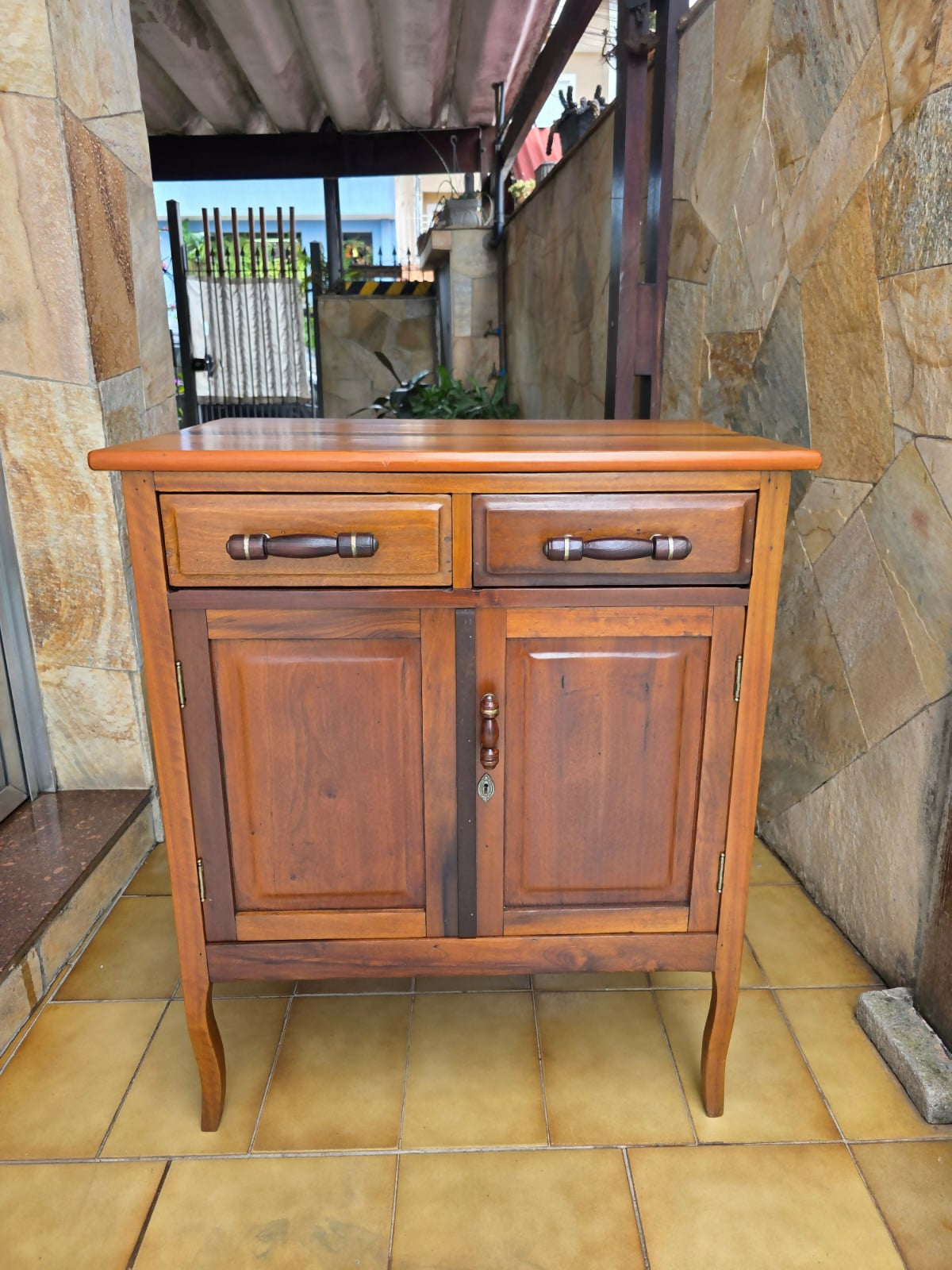 Cômoda/ gaveteiro em madeira maciça.