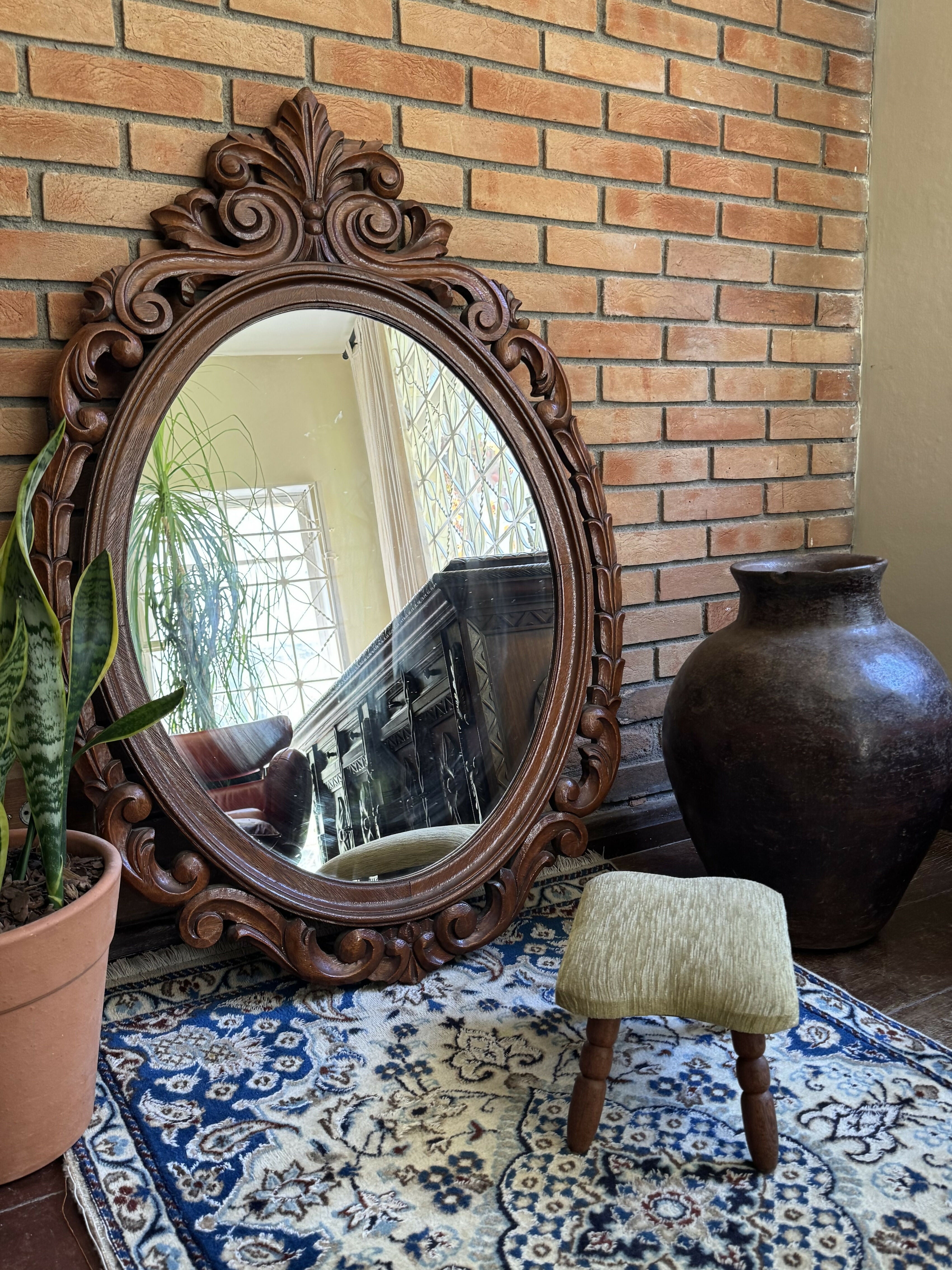 Espelho Oval esculpido em madeira nobre