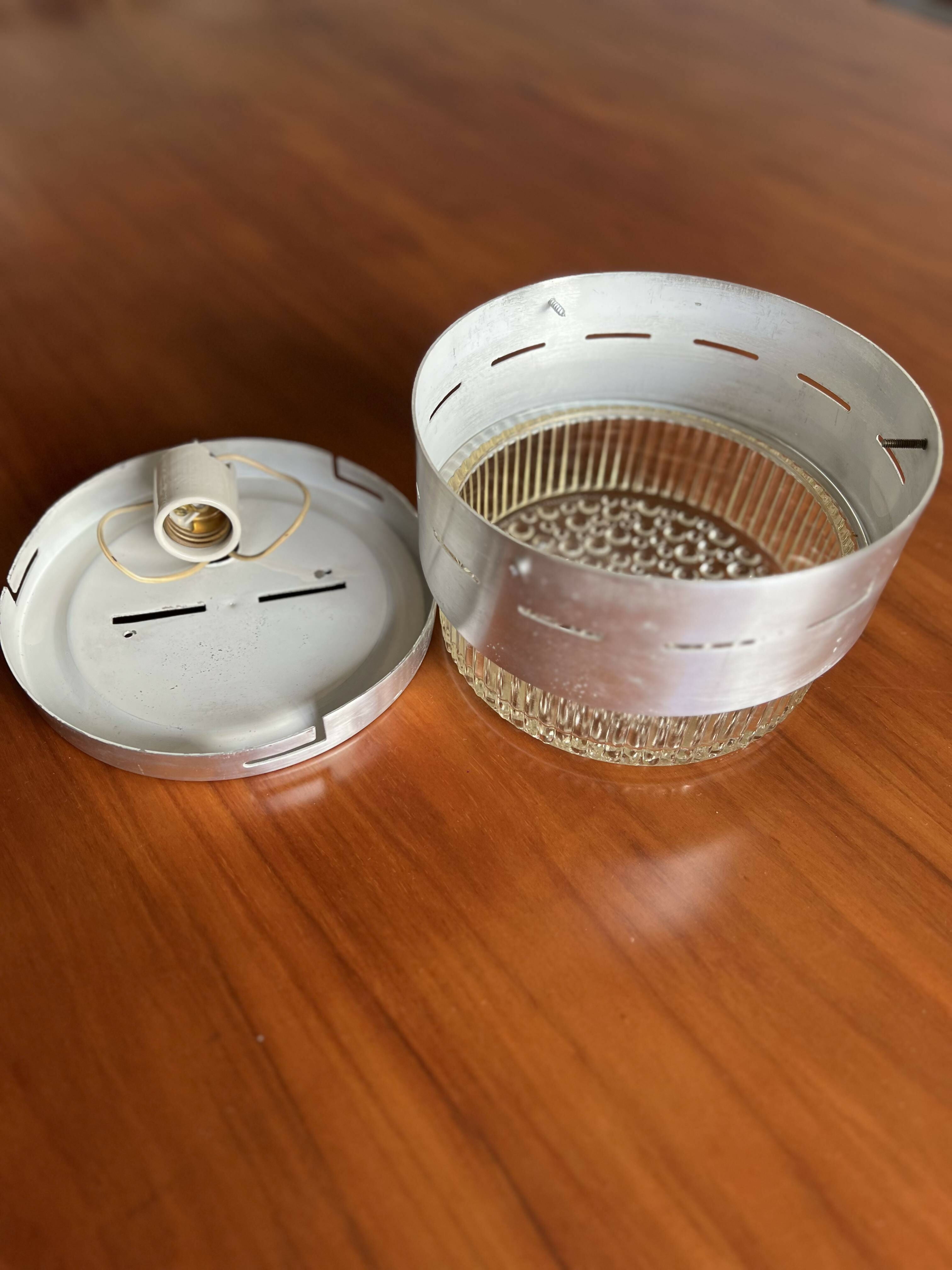 Luminária plafon de metal e cúpula em vidro texturizado