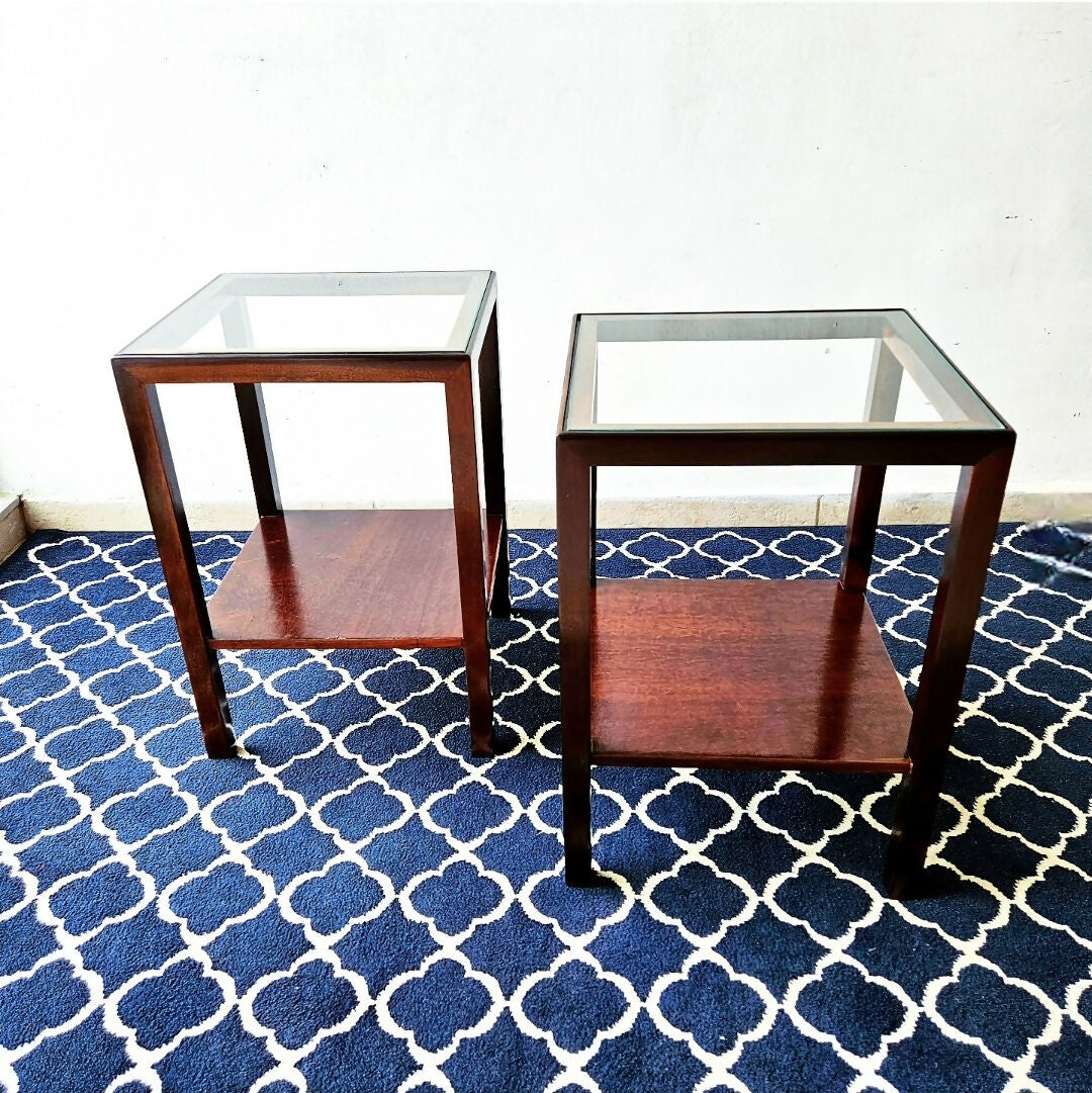 PAR DE MESAS QUADRADAS ANOS 60 EM MADEIRA MACIÇA