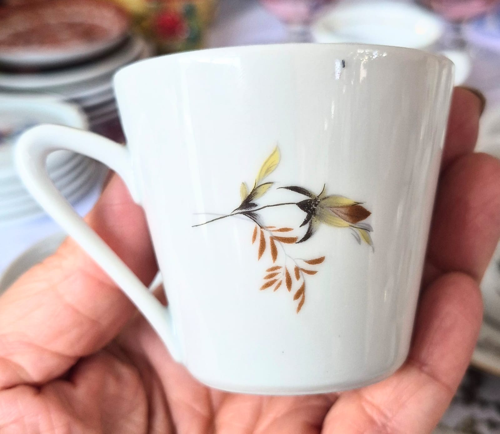 Conjunto com 8 xícaras para café em porcelana vintage húngara Alföldi,  anos 60/70.  Impecáveis,  sem sinal de uso. Dourações à ouro intactas. Lindas!
