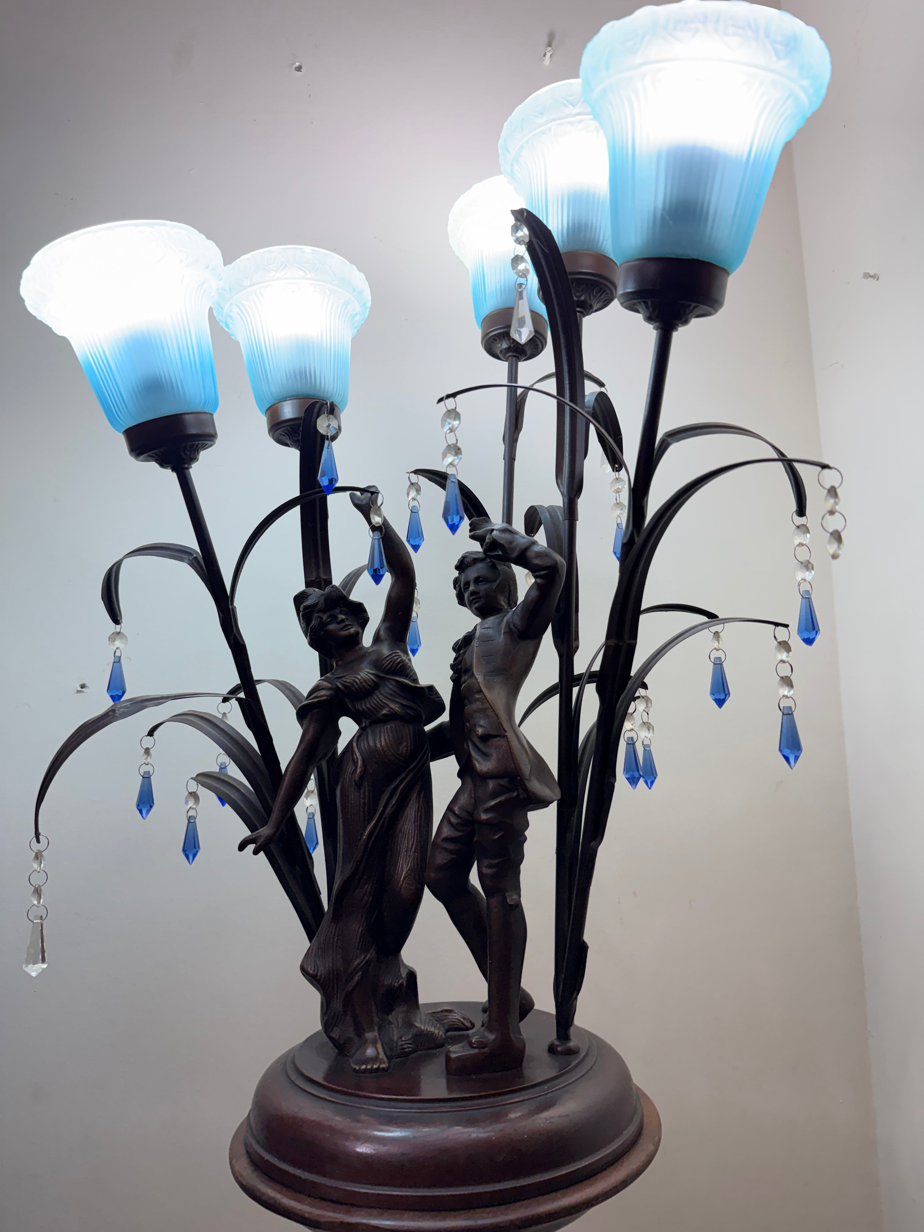 Belissima Luminaria em Petit Bronze com escultura representando casal na chuva com cúpulas azuis e pingentes de cristal