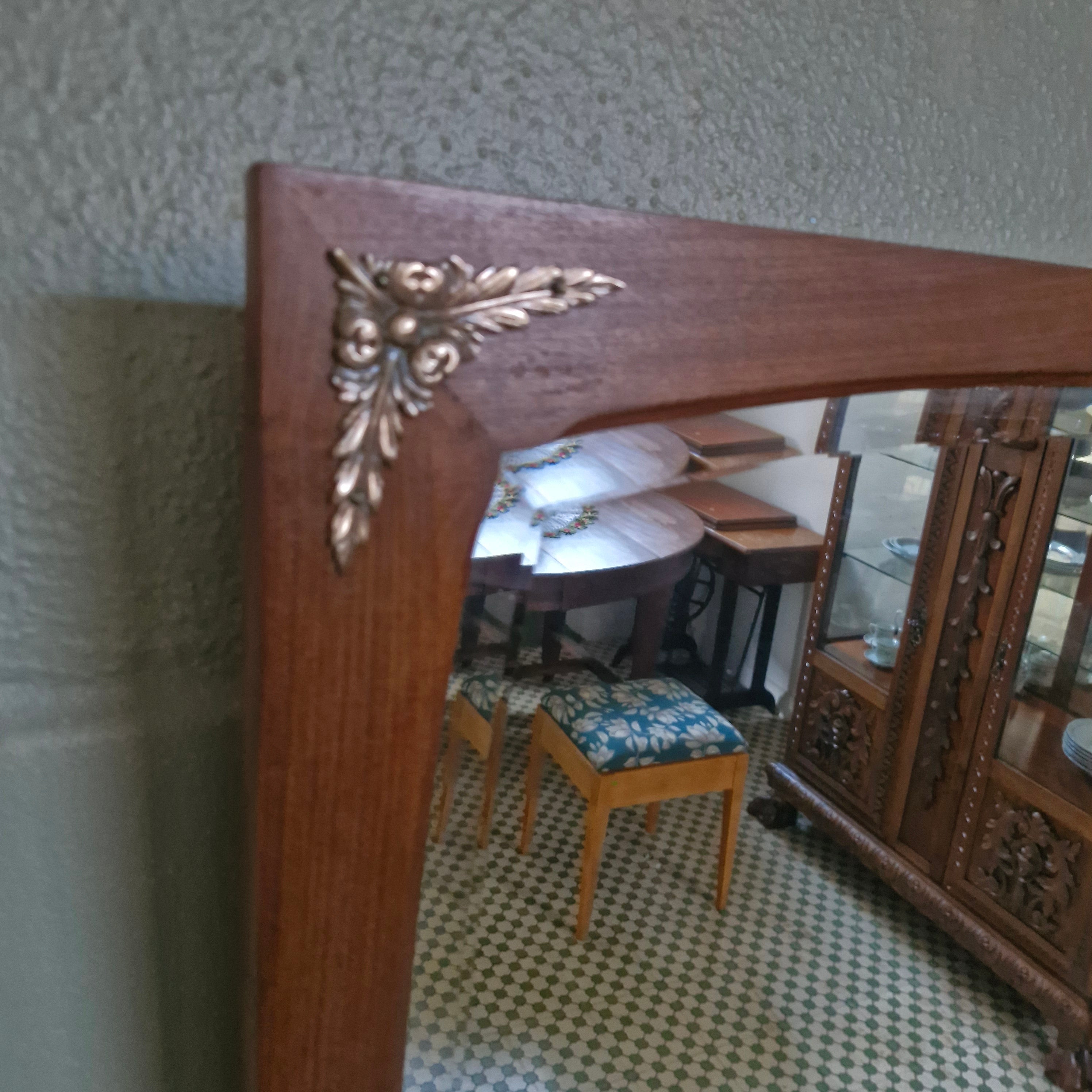 Espelho Bisotê com moldura Art Nouveau.