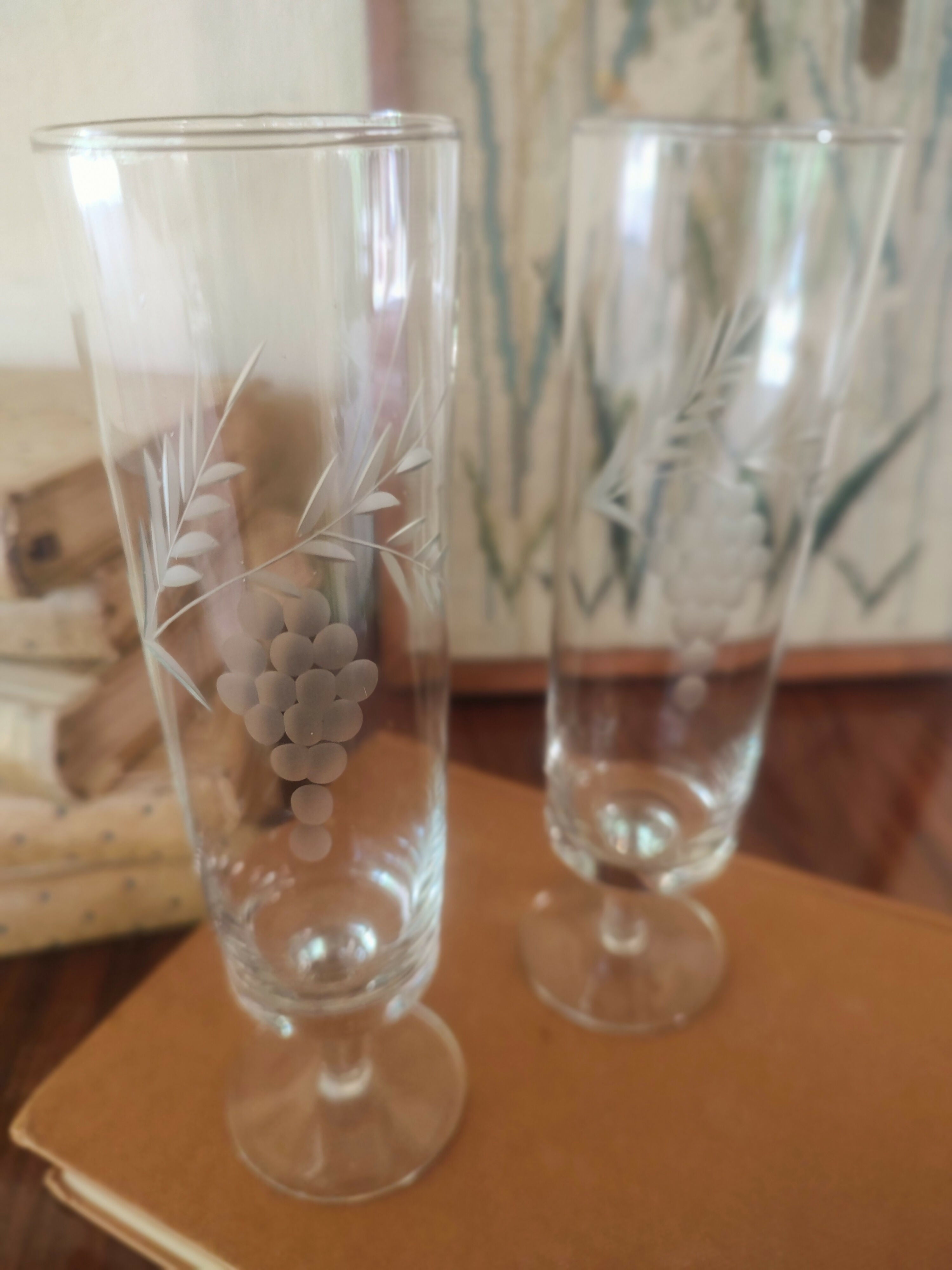 Antigo Par de Taças de Champagne Lapidadas em vidro com desenho de cacho de uva