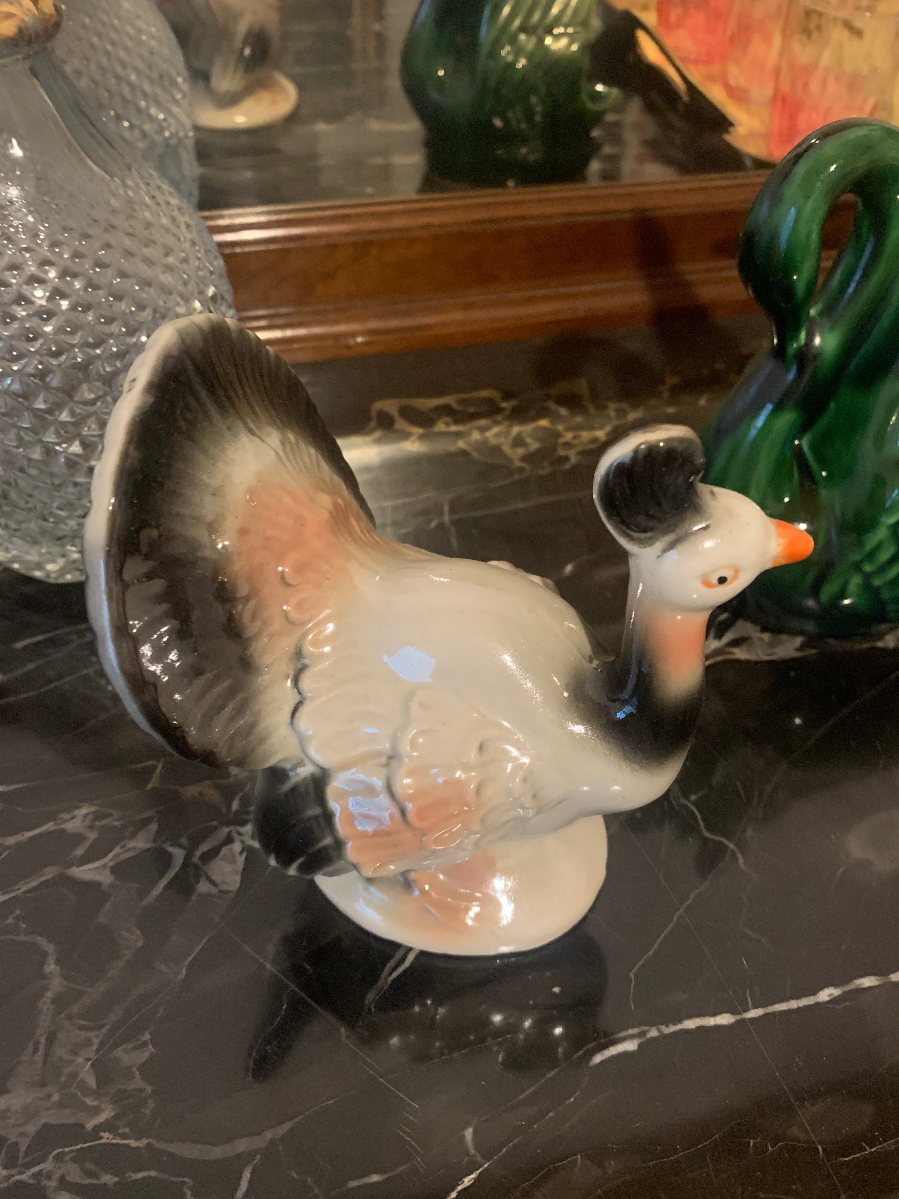 Diferente estatueta bibelot em porcelana Pavão