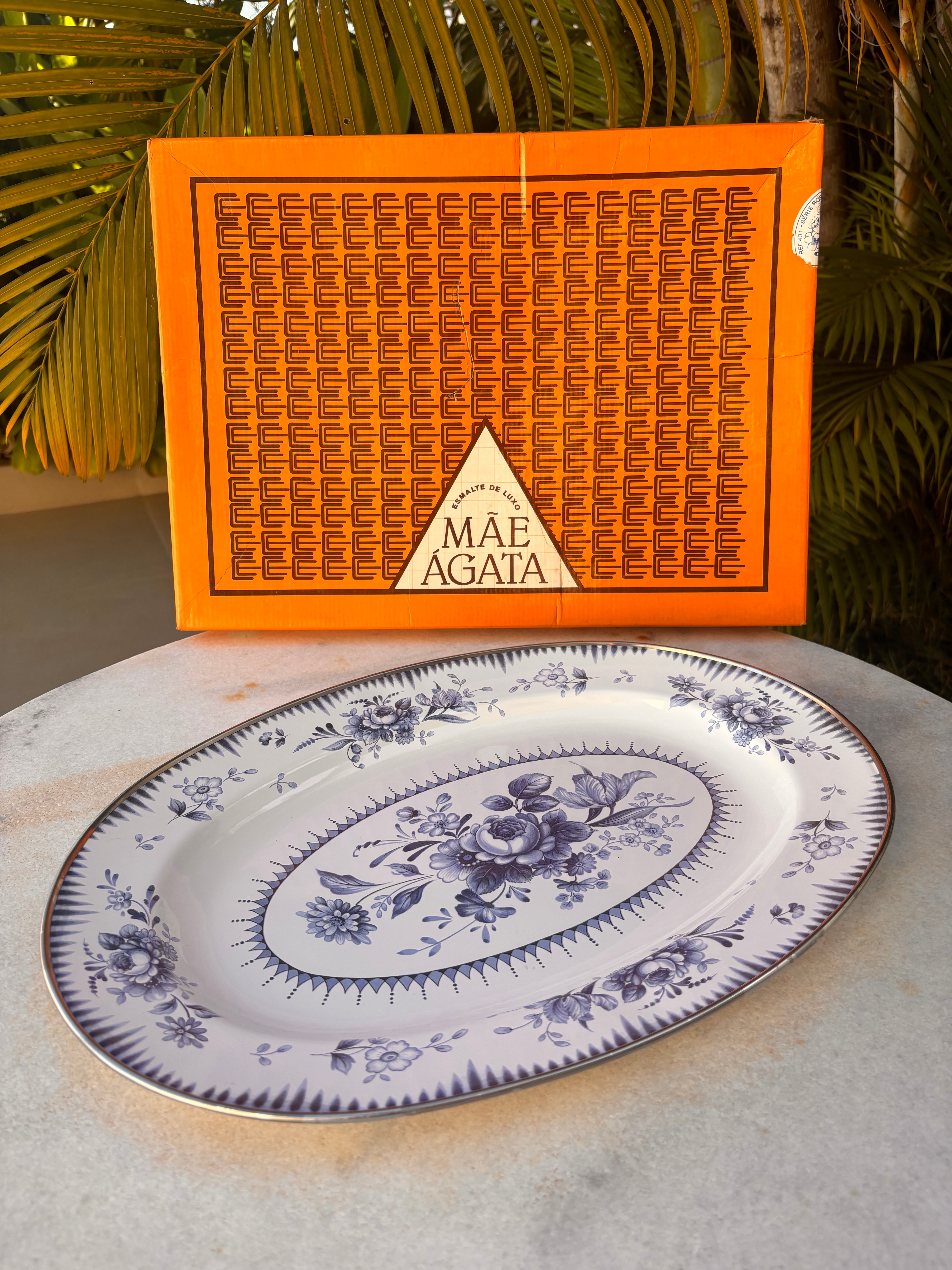 legítima travessa oval vintage em aço esmaltado da icônica marca brasileira Mãe Ágata, acompanhada de sua rara caixa original de fábrica.