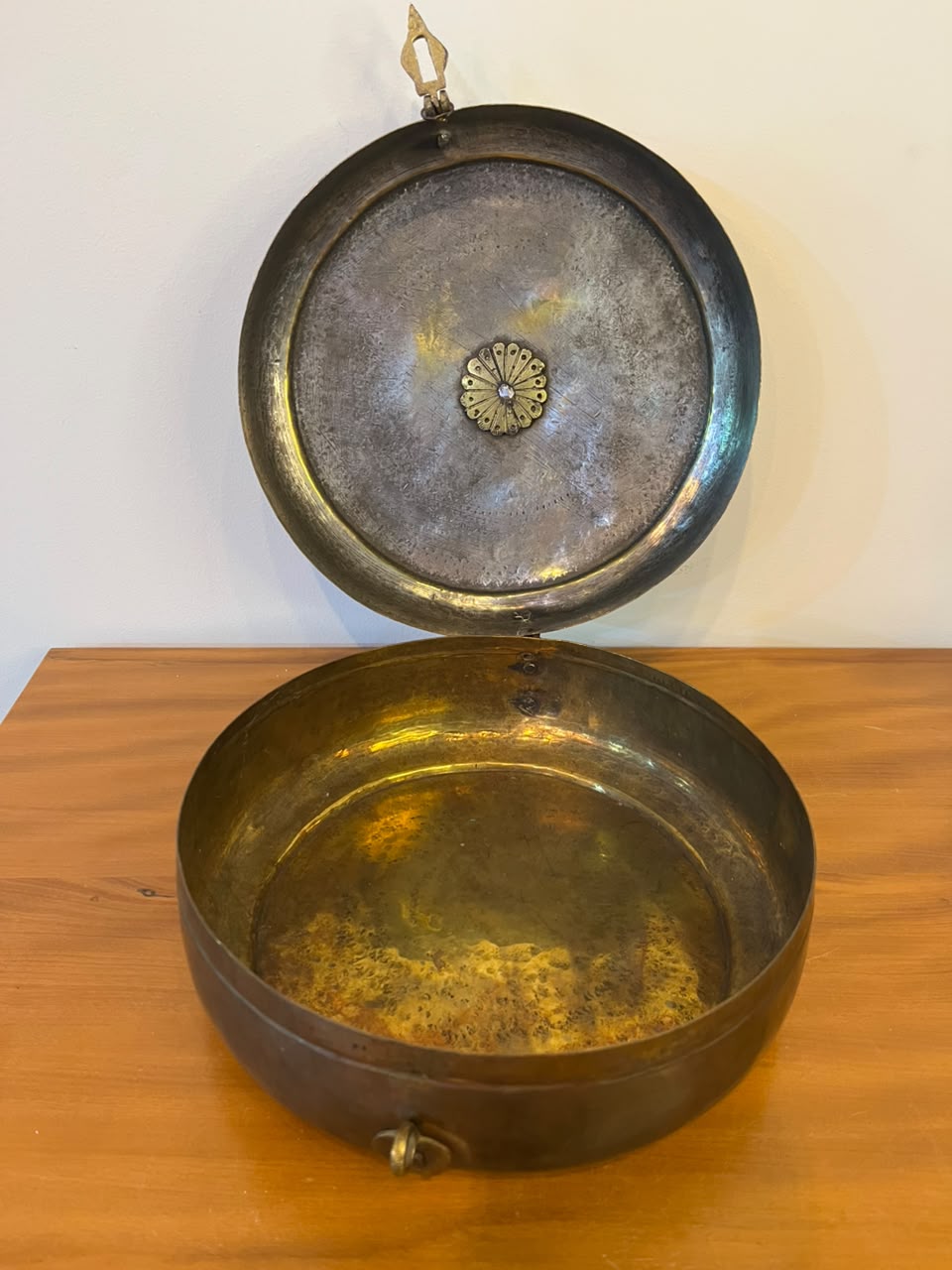 Antiga Caixa de pão redonda em latão trabalhado com tampa articulada – 23 cm