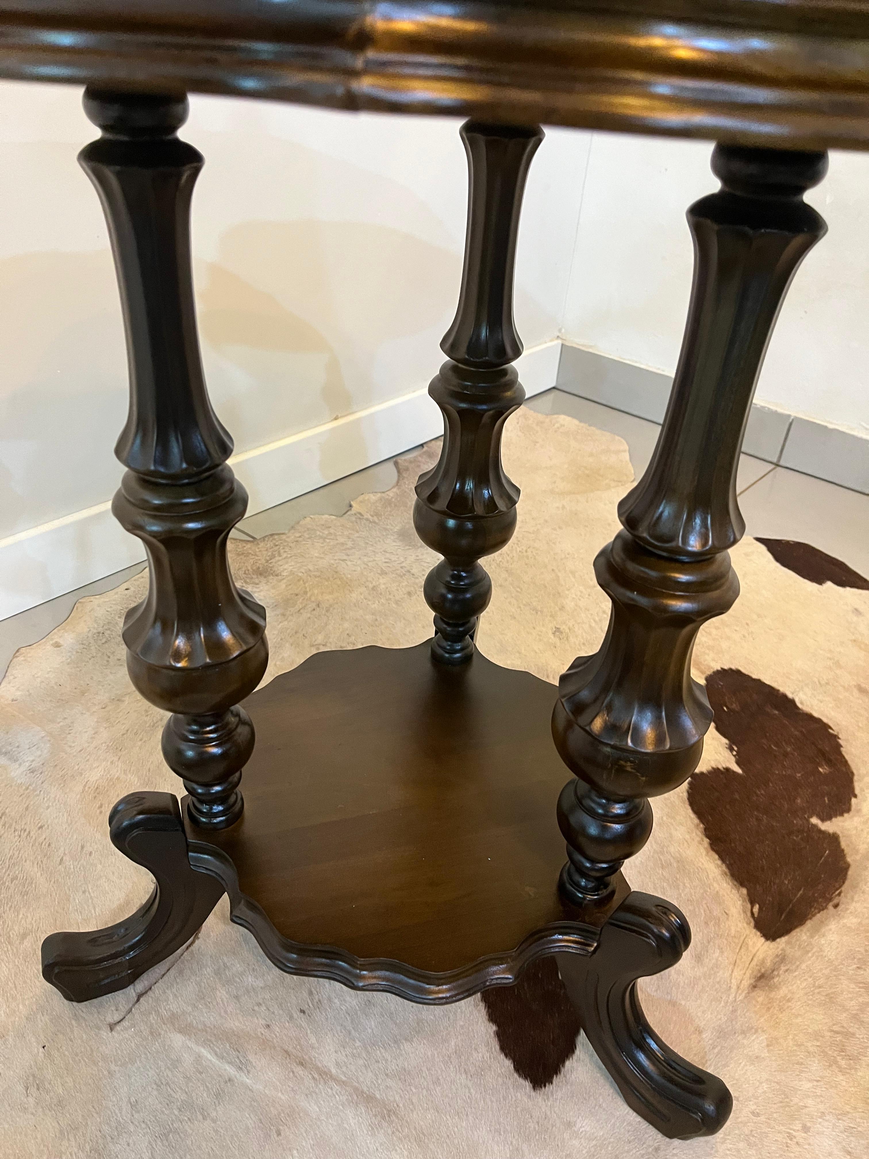 Mesa Lateral Arredondada Clássica em Madeira com Colunas Torneadas – 72 × 57 cm